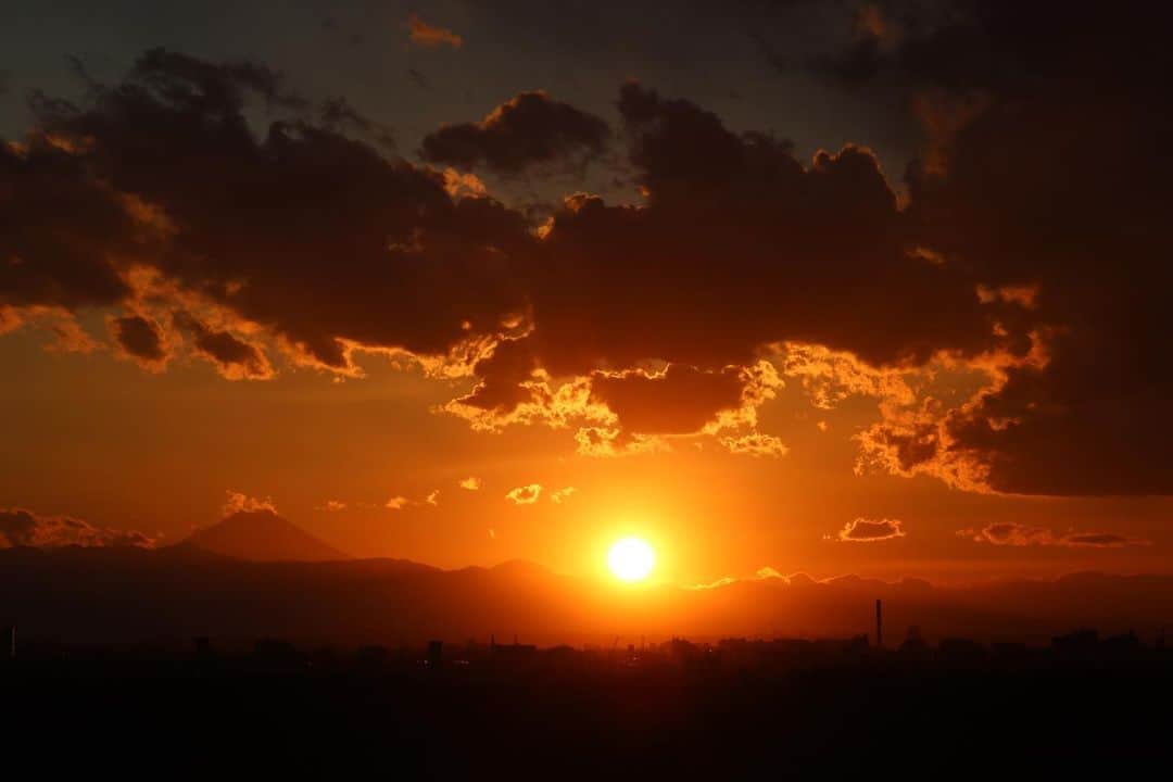 坂元美香さんのインスタグラム写真 - (坂元美香Instagram)「today's sunset 2022/02/16  本日もお疲れ様でした。 と夕日が言っております。たぶん。  #sunsetphotobymikasakamoto  #sunset #夕陽 #夕日 #黄昏時 #夕焼け #tokyosky #やっぱり空が好き #イマソラ  #canonEOSKiss8i」2月16日 18時50分 - mika_saka
