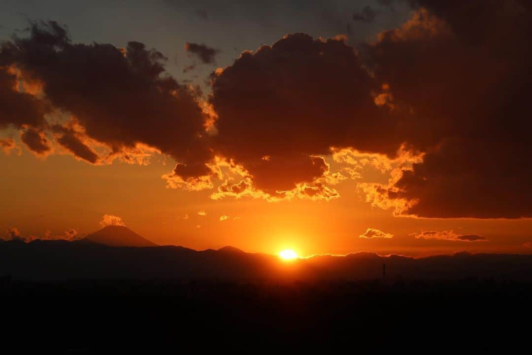 坂元美香さんのインスタグラム写真 - (坂元美香Instagram)「today's sunset 2022/02/16  本日もお疲れ様でした。 と夕日が言っております。たぶん。  #sunsetphotobymikasakamoto  #sunset #夕陽 #夕日 #黄昏時 #夕焼け #tokyosky #やっぱり空が好き #イマソラ  #canonEOSKiss8i」2月16日 18時50分 - mika_saka