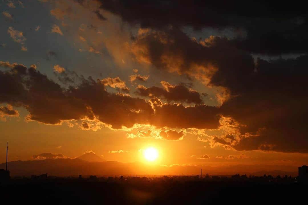 坂元美香さんのインスタグラム写真 - (坂元美香Instagram)「today's sunset 2022/02/16  本日もお疲れ様でした。 と夕日が言っております。たぶん。  #sunsetphotobymikasakamoto  #sunset #夕陽 #夕日 #黄昏時 #夕焼け #tokyosky #やっぱり空が好き #イマソラ  #canonEOSKiss8i」2月16日 18時50分 - mika_saka