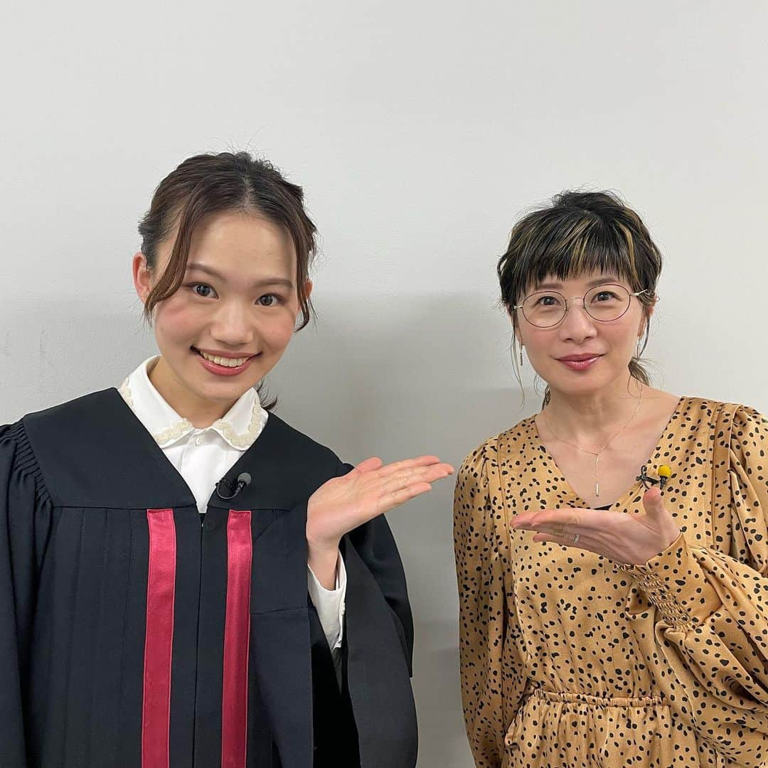 岡本沙紀さんのインスタグラム写真 - (岡本沙紀Instagram)「第一志望の高校や大学に合格した方、おめでとうございます🎊 ⁡ 東京大学の推薦入試の合格発表もつい先日ありましたね。計画の修正や変更などがあり慌ててしまうこともあると思います。やったことが期待した結果を生まないことはありすが、無駄になるということは絶対にありません。やらぬよりやる後悔だと思います！ ⁡ 私も京都大学前期入試に出願したり、合格発表後には孫正義育英財団への応募をしてみたり、この時期はてんてこまいでした。それでも頑張れたのは、「これがダメでも次がある」という精神でいられたおかげかも知れません。もちろん「自分にはこれしかない」と自身を鼓舞するのも素晴らしいことですし、私自身そういった方にとても憧れ尊敬しています。しかし限界もあると思いますので、くれぐれも心と身体の安全に気をつけてください☺️ ⁡ 今週の東大王では、久々にファイナルの1対1早押しに参戦しました。(敵の大将級の方ですが😂)富永さんをはじめ、みなさんに応援していただき、4月まで頑張りたいと思います😆 ⁡ #富永美樹 さん #東大王 ⁡ Congratulations to those who have been accepted into their first choice of schools! ⁡ I heard result of the University of Tokyo's Entrance Examination for Students with Recommendation was revealed just a little ago. There might be times when you are in a panic because you have to revise or change your plans. Sometimes, what you have done may not produce the results you expected, but it will never be in vain.  I believe it's better to regret something done than not done! ⁡ I also was busy during this period, applying for the initial entrance examination of Kyoto University and applying to the Masason Foundation. Perhaps it was because I had the mindset that if this one failed, there should always be another one. Needless to say, it is wonderful to motivate yourselves by saying, " I have no choice but to do this," and I admire and respect people like that, but I think everyone has their limitations. Please take care of your mental and physical safety☺️ ⁡ ⁡ 〜コメントにお答えします〜 ⁡ ・英語の長文が得意になったとコメント下さって、本当に嬉しかったです😆　励みになります。なるべく丁寧に書いているのですが、語義がよくわからなかったり、あるいは私が文法を間違っているところもしばしばあるかと思います。その時には是非またコメントください！ ⁡ ・私も第二工学部の人間ですが、JAXAの前身が駒場キャンパスにあったことは初めて知りました😳 ⁡ ・言語学習で取るべき戦略は、年齢によって大きく異なります。小学生までは、ある言語をたくさん浴びさえすれば使いこなせるようになると言われていますが、それ以降は教科書を読むような形の「勉強」が必要だとされています。 ⁡ これは年を重ねるにつれて言語習得が苦手になるという意味ではありません。論理思考力がどんどんついて、実例を大量に浴びずとも( "人間機械学習" みたいなことをしなくても😅) ある言語が身につくようになる、ということだと思います。 ⁡ 私自身の体験としても、小学校高学年ごろまで日本語文法も英語文法も全然学ぶ意義がわからず難しくて楽しめなかったのですが、ある歳から急に文法の意味が分かって楽しく学べるようになり、古文や他言語に触れる時にも、まず文法解釈(特に文型や品詞の判断)の練習から始めるようになりました。 ⁡ 短い年数で英語とフランス語を習得することは決して容易ではないと思いますが、中学生の頃のあなたと高校生になったあなたではきっと文法への順応力が全然違うと思います。応援しています！ ⁡ #english #japanese #languagelearning  #日本語学習 #語学」2月16日 18時51分 - okamoto_sa_ki