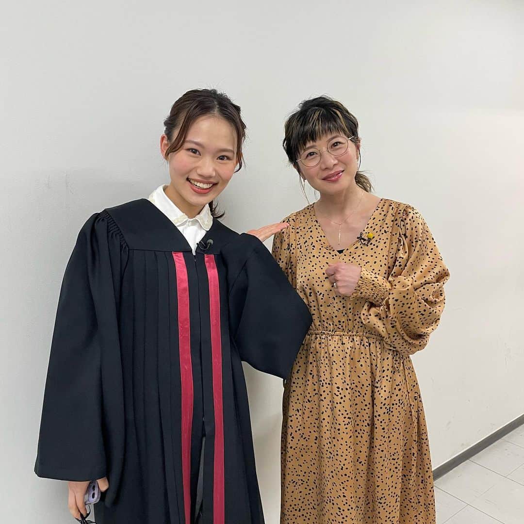 のインスタグラム：「第一志望の高校や大学に合格した方、おめでとうございます🎊 ⁡ 東京大学の推薦入試の合格発表もつい先日ありましたね。計画の修正や変更などがあり慌ててしまうこともあると思います。やったことが期待した結果を生まないことはありすが、無駄になるということは絶対にありません。やらぬよりやる後悔だと思います！ ⁡ 私も京都大学前期入試に出願したり、合格発表後には孫正義育英財団への応募をしてみたり、この時期はてんてこまいでした。それでも頑張れたのは、「これがダメでも次がある」という精神でいられたおかげかも知れません。もちろん「自分にはこれしかない」と自身を鼓舞するのも素晴らしいことですし、私自身そういった方にとても憧れ尊敬しています。しかし限界もあると思いますので、くれぐれも心と身体の安全に気をつけてください☺️ ⁡ 今週の東大王では、久々にファイナルの1対1早押しに参戦しました。(敵の大将級の方ですが😂)富永さんをはじめ、みなさんに応援していただき、4月まで頑張りたいと思います😆 ⁡ #富永美樹 さん #東大王 ⁡ Congratulations to those who have been accepted into their first choice of schools! ⁡ I heard result of the University of Tokyo's Entrance Examination for Students with Recommendation was revealed just a little ago. There might be times when you are in a panic because you have to revise or change your plans. Sometimes, what you have done may not produce the results you expected, but it will never be in vain.  I believe it's better to regret something done than not done! ⁡ I also was busy during this period, applying for the initial entrance examination of Kyoto University and applying to the Masason Foundation. Perhaps it was because I had the mindset that if this one failed, there should always be another one. Needless to say, it is wonderful to motivate yourselves by saying, " I have no choice but to do this," and I admire and respect people like that, but I think everyone has their limitations. Please take care of your mental and physical safety☺️ ⁡ ⁡ 〜コメントにお答えします〜 ⁡ ・英語の長文が得意になったとコメント下さって、本当に嬉しかったです😆　励みになります。なるべく丁寧に書いているのですが、語義がよくわからなかったり、あるいは私が文法を間違っているところもしばしばあるかと思います。その時には是非またコメントください！ ⁡ ・私も第二工学部の人間ですが、JAXAの前身が駒場キャンパスにあったことは初めて知りました😳 ⁡ ・言語学習で取るべき戦略は、年齢によって大きく異なります。小学生までは、ある言語をたくさん浴びさえすれば使いこなせるようになると言われていますが、それ以降は教科書を読むような形の「勉強」が必要だとされています。 ⁡ これは年を重ねるにつれて言語習得が苦手になるという意味ではありません。論理思考力がどんどんついて、実例を大量に浴びずとも( "人間機械学習" みたいなことをしなくても😅) ある言語が身につくようになる、ということだと思います。 ⁡ 私自身の体験としても、小学校高学年ごろまで日本語文法も英語文法も全然学ぶ意義がわからず難しくて楽しめなかったのですが、ある歳から急に文法の意味が分かって楽しく学べるようになり、古文や他言語に触れる時にも、まず文法解釈(特に文型や品詞の判断)の練習から始めるようになりました。 ⁡ 短い年数で英語とフランス語を習得することは決して容易ではないと思いますが、中学生の頃のあなたと高校生になったあなたではきっと文法への順応力が全然違うと思います。応援しています！ ⁡ #english #japanese #languagelearning  #日本語学習 #語学」