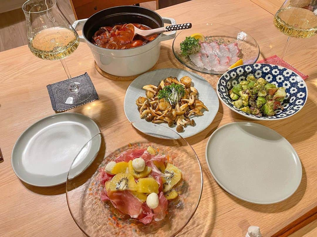 松山愛里さんのインスタグラム写真 - (松山愛里Instagram)「🤎 バレンタインディナーはおうちで👩🏻‍🍳 ・ポークシチュー ・キウイのカプレーゼ ・たことアボカドのバジルソース ・真鯛のお刺身にえごま油と沖縄のお塩とレモンを絞って ・ホタテとしめじのバター醤油ソテー  ワインに合うものを🍷 シチューは赤ワインをコトコト煮込んでお肉はほろほろ〜  #お久しぶりです #元気です #アイリーン飯」2月16日 19時07分 - airi__matsuyama