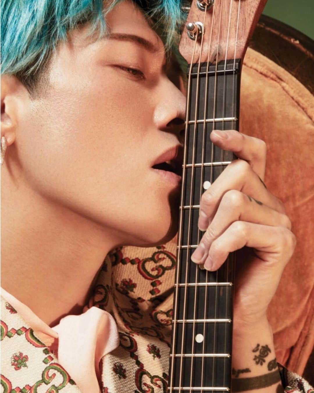 のインスタグラム：「Composure Magazine   Full story and interview at ComposureMagazine.com  Big up for the team   👏🏻👏🏻🕺⚡️  英語だけどチェックしてみてね  #Repost @composure.mag ・・・ Issue 33 featuring the insanely talented @miyavi_ishihara is here!   Full story and interview at ComposureMagazine.com  The team: Photography @ronmeystudio  Creative Director + Story @yukibomb Makeup @jey_ventura  Hair @mendozavicf  Video @richardfrias  Film Production @brannon_gee  Production @agency__cm  Assistant @yukil0ve   All wardrobe via @gucci  Jewelry @annesisteron   #miyavi #gucci #annesisteron #miyaviimaginary #miyaviishihara #composure #ファッション #ファッション雑誌」