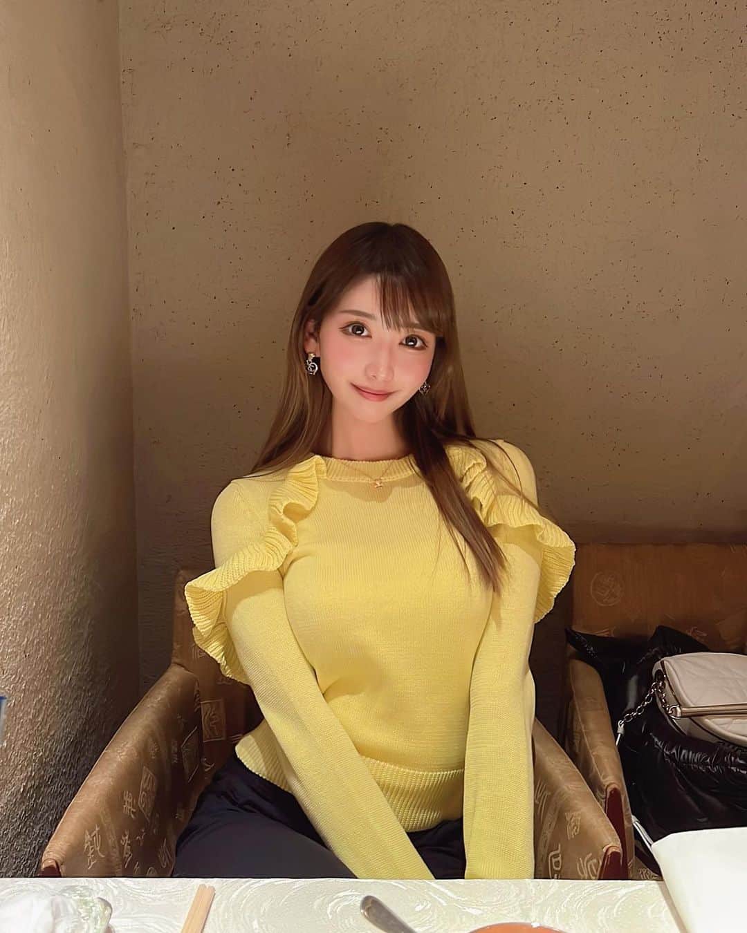 MAYUさんのインスタグラム写真 - (MAYUInstagram)「. シミュレーションでゴルフの練習して、中華食べた😋🥠 練習してたらすぐお腹ぺこぺこなってダッシュで向かったよ💨 中華って定期的に食べたくなるんだよね〜🥺 . 海老マヨがとっても美味しかった🦐✨ . 黄色のニットはひらひらがついててかわいいでしょ〜🌼 お気に入り🌼🌼 . #ゴルフ女子#ゴルフ#ゴルフ好き#ゴルフ練習#中華#中国菜#筑紫楼#鱼翅#早餐#レッドバレンティノ#ビジョビ#redvalentino#golf#golflife#golfstagram#golfgirl#chinese#chinesefood#food#fashion#fashionista#fashionstyle」2月16日 19時09分 - mayu.kina_golf