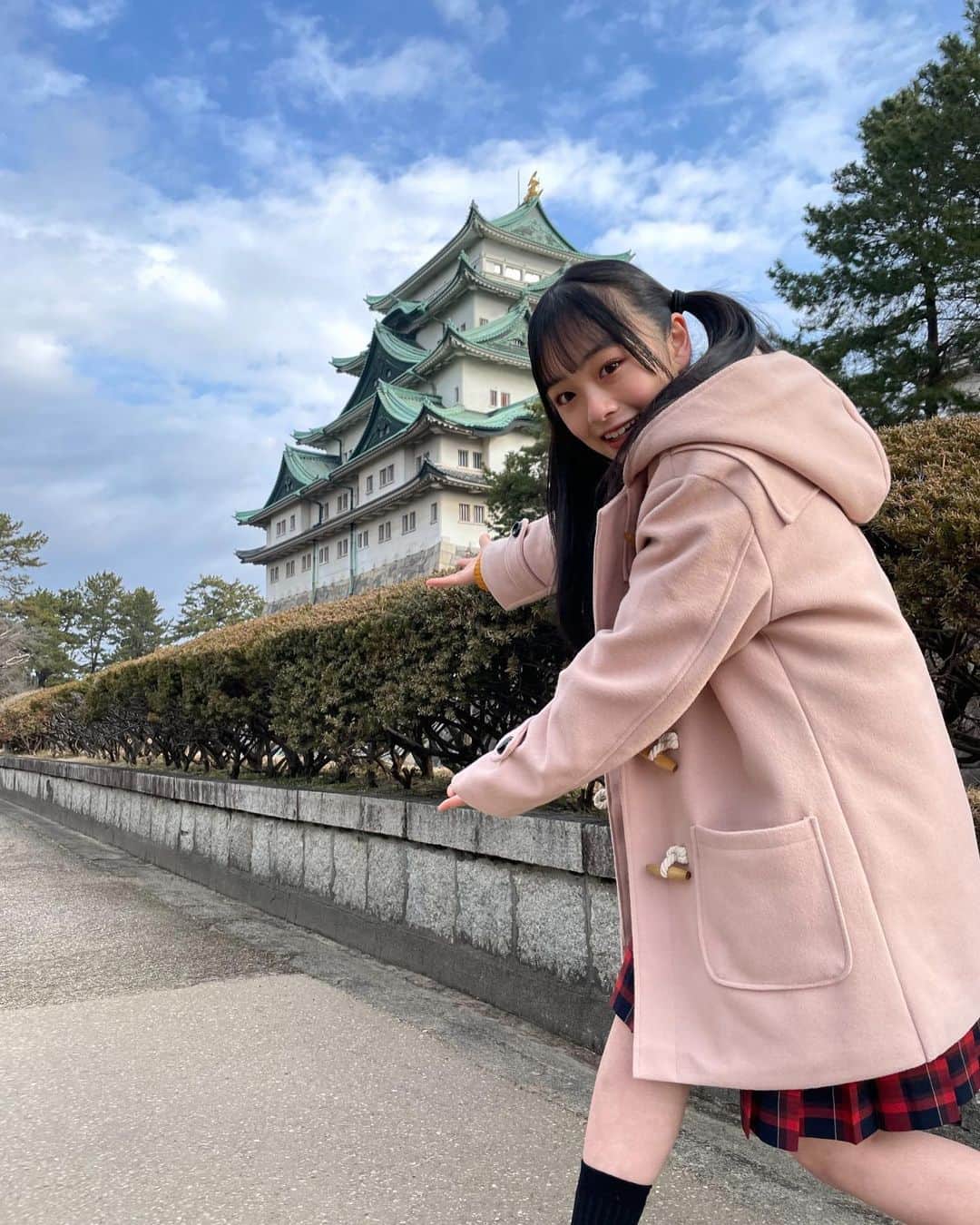 のインスタグラム：「『超無敵クラス』ありがとうございましたー！  昨日の超無敵クラスは見ていただけましたか？👀🤤  名古屋に行って、古文書を解読する秀くんに密着させていただきました！  ほんとに勉強になったし、何よりとっても楽しかったです！！！  秀くんありがとうございました！ 夢を追いかけている姿とても素敵でした🕊 これからも応援しています！  そして、初めての名古屋が今回のロケだったんです😳🤍 名古屋城とっても大きくて綺麗だったな…🤍   TVerなどでも配信されているので是非ご覧ください！！👀♥️   #ひまひまチャンネル #ひまひま #超無敵クラス」