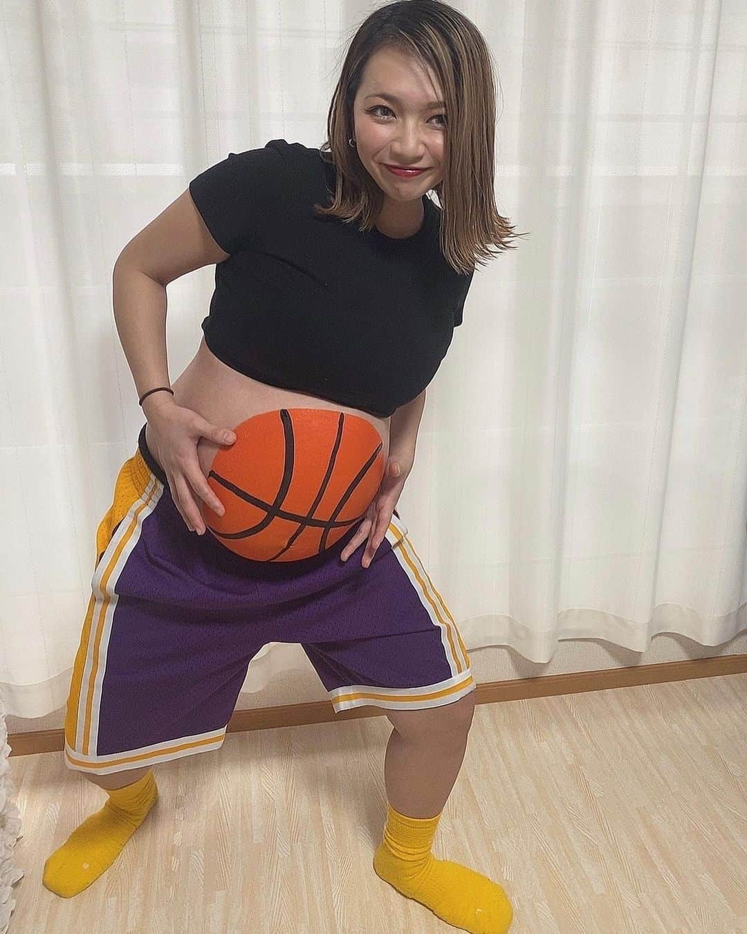 YOGOARISAのインスタグラム：「可愛いのやってもらおうか迷った結果…結局ネタに走ってしまった🥸♥️ 産まれたら本当に…本気でダイエット頑張ろ。って思ってる…ヨ😗 ・ ・ ・ #マタニティフォト #マタニティペイント#妊娠9ヶ月 #35w3d #basketball #🏀」