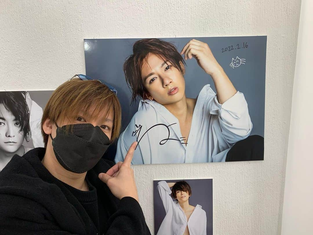 江田剛のインスタグラム：「「白シャツ男子 写真展」📸 に行って来ました〜😆✨✨  どれも素晴らしい写真ばかりで 可愛い、カッコいい男の子達が沢山😍🥰 目の保養😚💜💜  コンセプト的にも新しくて とても良いイベントだな〜って中周りながら見てました✨  お気に入りにサインも 書いて来たので、 皆様もお時間あれば是非😆👍  #白シャツ男子 #写真展 #江田剛 #渋谷 #GALLEY LE DECO」