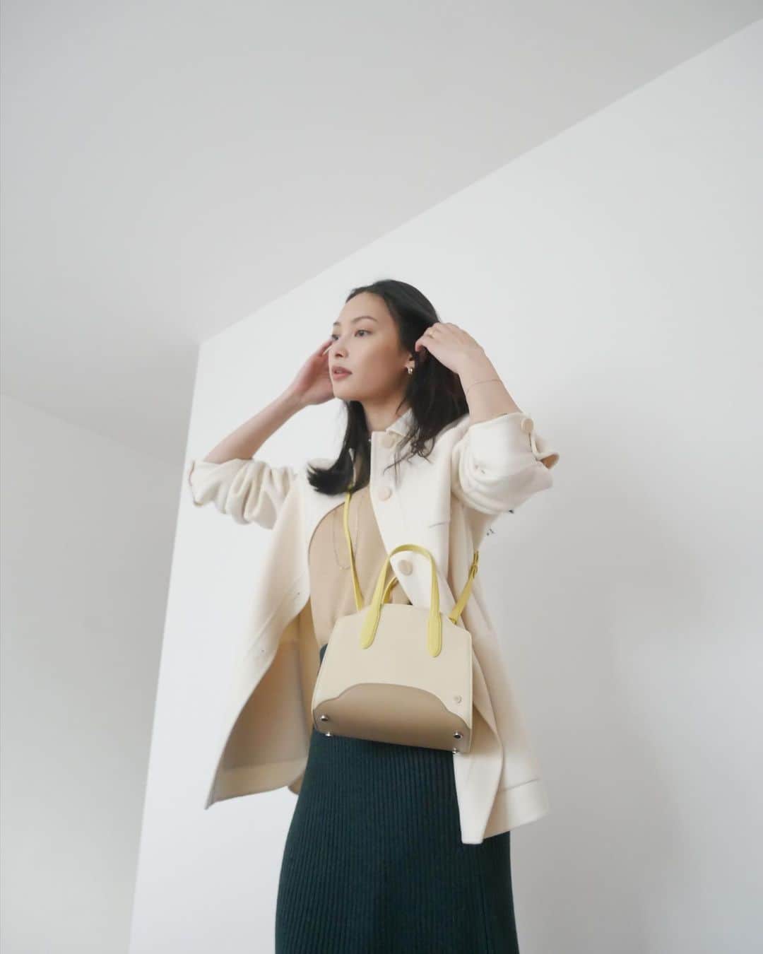 大政絢のインスタグラム：「#今日の絢服  🤍🍋🤎  @loropianaofficial」