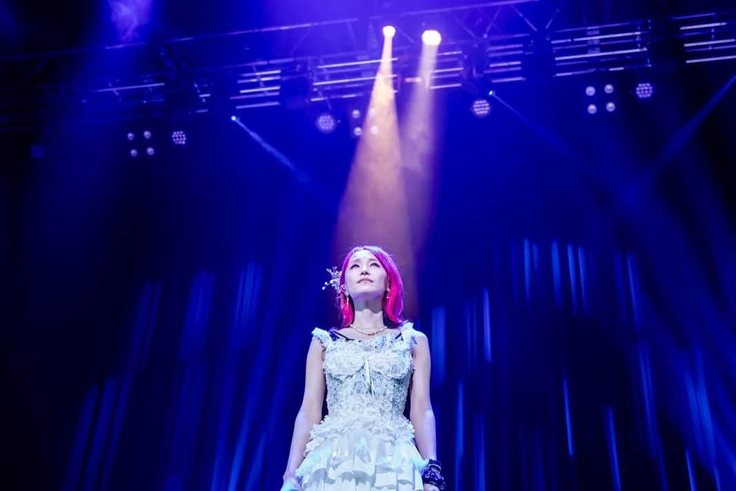 LiSAさんのインスタグラム写真 - (LiSAInstagram)「4/13 「LiVE is Smile Always~unlasting shadow~ 」DVD&BD発売決定🎤 みんなの拍手に沢山の愛と勇気をもらったあの日。メンバーの音と息を重ね、歌に魂と願いを込めたあの日。 まだ不安定な日々の中、大切で確実に大きな幕開けとなったアコースティックライブをパッケージでお届けです📺なんと、完全数量生産限定盤はライブ音源付き。これが本当に最高なの🎧 ライブフォトブックレットと、ライブ写真のオリジナル卓上カレンダーも付きます🗓豪華🥺 大画面、大音量で、あの日あの瞬間を何度でもお楽しみいただけますようにっ。  📸　@vizkage 🎥　@nobb_sueyoshi   〇タイトル：「LiVE is Smile Always～unlasting shadow～ at Zepp Haneda(TOKYO)」 〇発売日：2022年4月13日（水）  〇仕様・品番・価格 ■完全数量生産限定盤　※スペシャルBOX仕様 （Blu-ray+ライブCD+オリジナル卓上カレンダー＋ライブフォトブックレット） VVXL-94～96 / 11,000円（税込） ■初回仕様限定盤（Blu-ray） VVXL-97 / 8,800円（税込） ■初回仕様限定盤（DVD） VVBL-162 / 8,800円（税込） ※全仕様、 Blu-ray・DVDに収録されるライブ映像の内容は同じとなります。  ▼ご予約 https://lisa.lnk.to/unlastingshadow_  〇収録内容 【映像収録楽曲】 ・収録：2021年2月22日（月）Zepp Haneda(TOKYO) M-1.ASH M-2.紅蓮華 M-3.BRAND NEW YOU M-4.変わらない青 M-5.蜜 M-6.シルシ M-7.炎 M-8.unlasting M-9.dawn M-10. unlasting shadow medley※ M-11.Rally Go Round M-12.やくそくのうた M-13.ハウル En-1.サプライズ En-2.best day, best way ※unlasting shadow medley 1.KiSS me PARADOX 2.sweet friendship 3.オレンジサイダー 4.妄想コントローラー 5.say my name の片想い 6.1/f 7.リングアベル 8.LOVER“S”MiLE  完全数量生産限定盤  「LiVE is Smile Always～unlasting shadow～Zepp Haneda(TOKYO)」のライブ音源を収録。」2月16日 20時02分 - xlisa_olivex