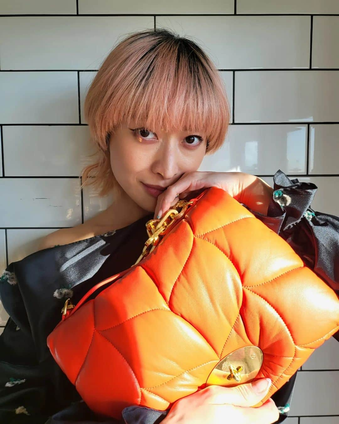 山田優さんのインスタグラム写真 - (山田優Instagram)「Mulberry @mulberryengland から 触感とファッションを楽しめる キルティングバッグ Softieが新たに誕生しました!!!!!  環境に配慮したフェザーを 使われているみたいです！  枕のような柔らかさだから バッグなのに抱きしめても気持ちいい♡w  #mulberryengland #mulberrysoftie」2月16日 20時17分 - yu_yamada_