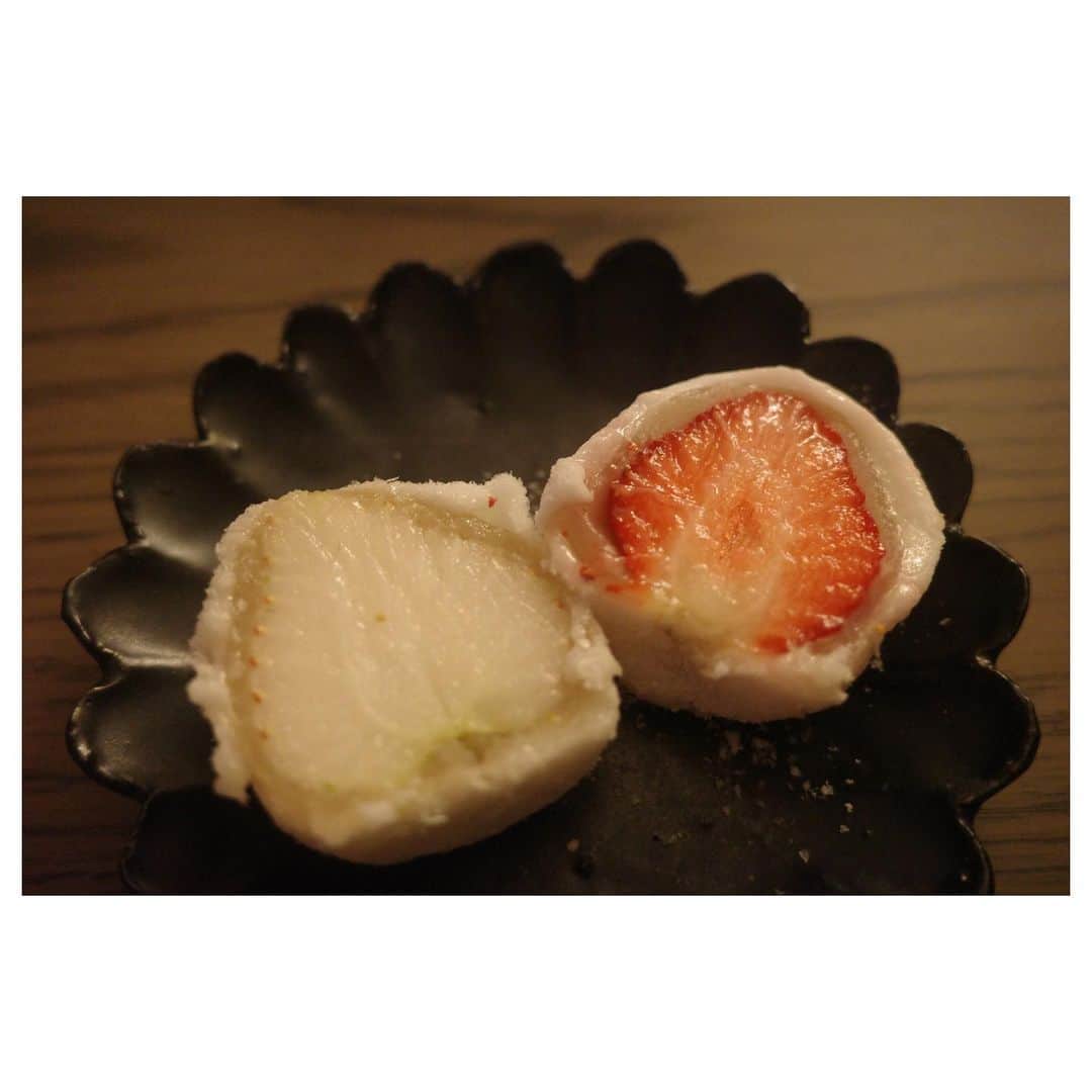 高垣麗子さんのインスタグラム写真 - (高垣麗子Instagram)「* 撮影後にお土産で選んだ苺大福を(ストーリーをみてね)娘と仲良く半分こ♡  白い苺は、滋賀県の天使のいちご 赤い苺は、香川県の女峰  それぞれ異なる甘さが魅力的で、柔らかなお餅と白餡に包まれとーっても美味しくいただきました♡  昨日は、さくらへのお祝いメッセージをたくさん頂き有難うございました！ よりさくらとの時間を大切に過ごしていきたいと、こころ温かくなりました  これからも宜しくお願いします🐕🌸  * #苺大福 #天使のいちご #女峰 #strawberry」2月16日 20時27分 - reikotakagaki
