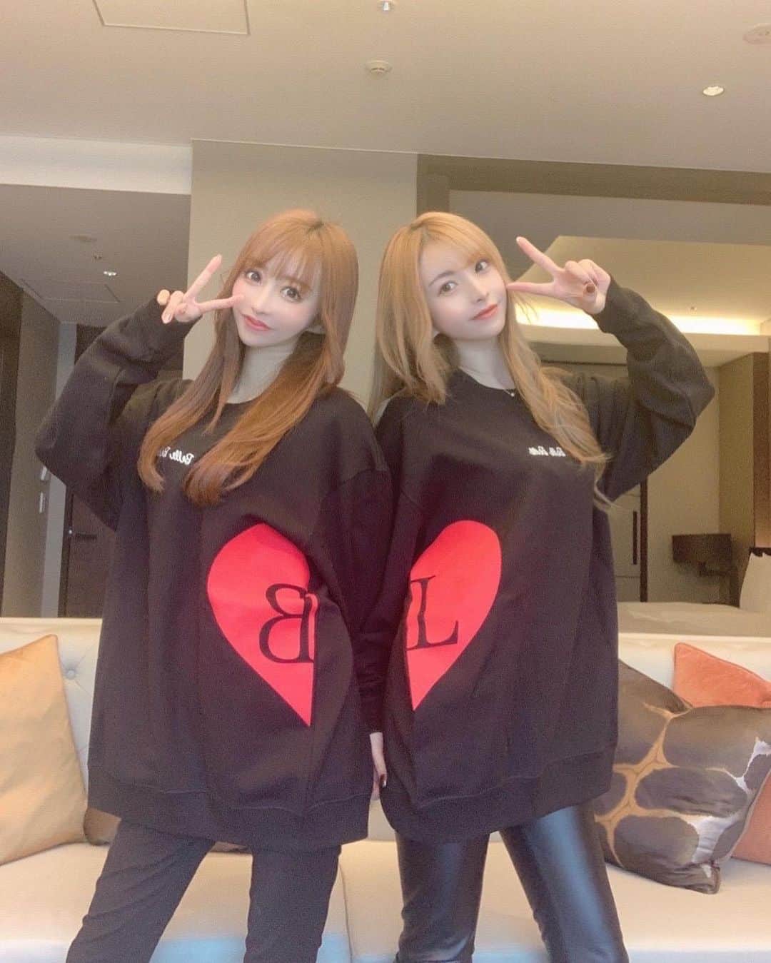 のインスタグラム：「ニコイチトレーナー👯‍♀️♥️  @riona.i 姫👸と💓 ハート♥️完成させる為に最終的には TT兄弟になったよ👯‍♀️♬✨🤣💕  着るだけで楽しくなれちゃうトレーナーだよ🤣♥️ @belle_2020_belle   #ニコイチ#トレーナー#カジュアル #ユニセックス#ベルベル#bellebelle #六甲エクシブ#一條りおな#愛川みれい」