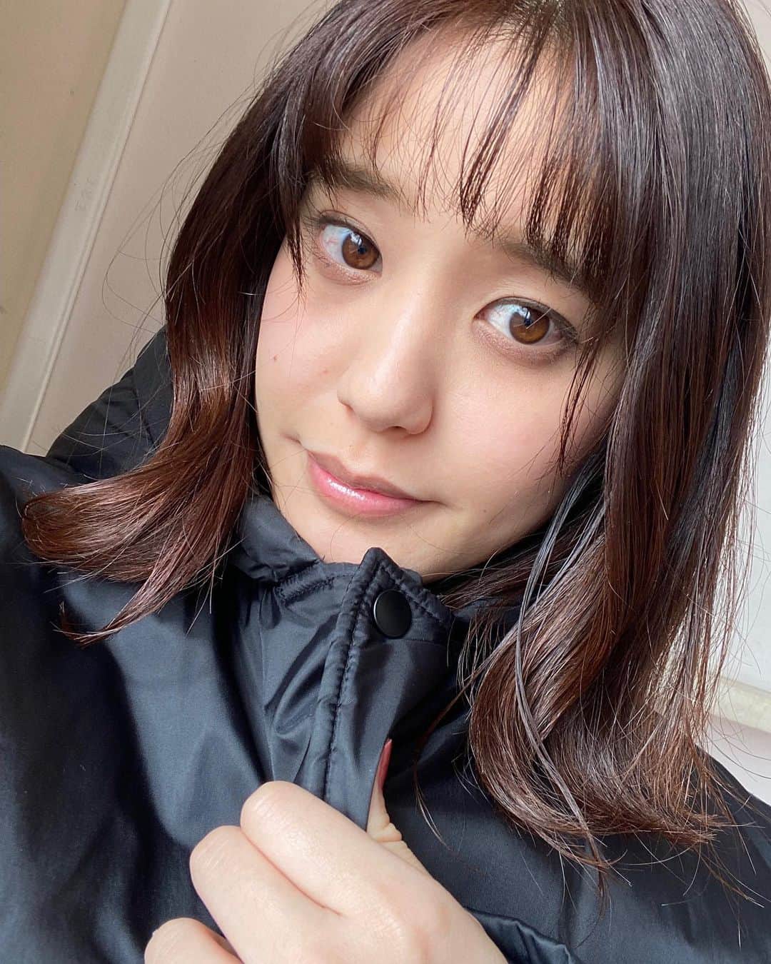山崎紘菜のインスタグラム：「. NEW HAIR✂️✂️✂️  伸ばさなくてはならない撮影も終わり 新しい役柄と向き合うために髪型を変えました。 あんまり写らなかったけど カラーもオレンジっぽくてとてもお気に入りです🍊 やったーーー」