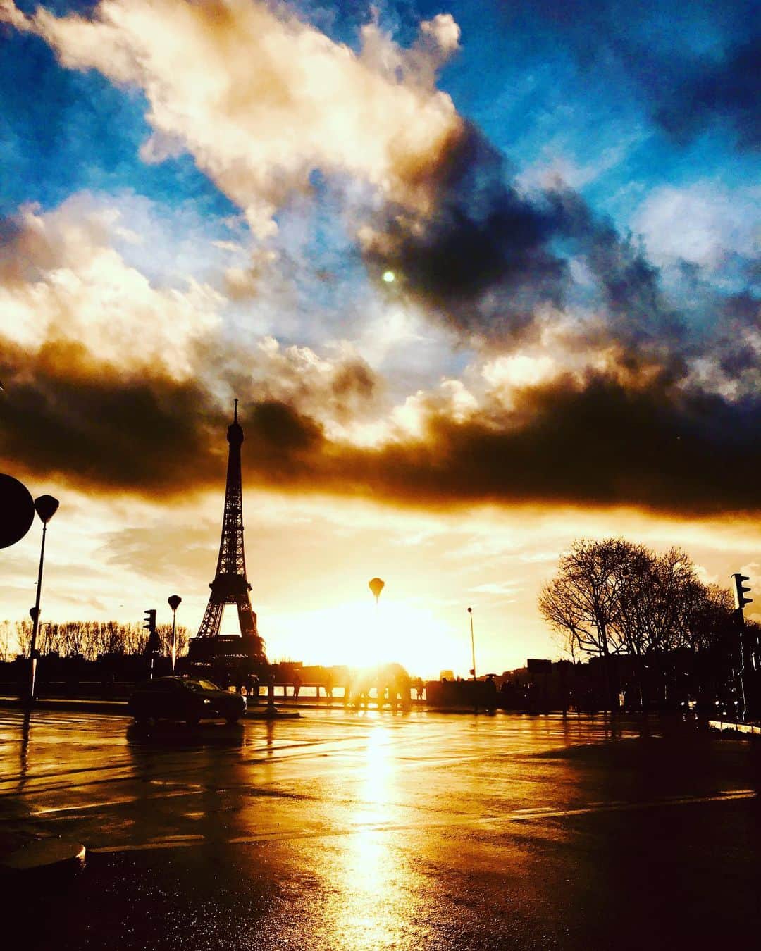 鈴木紗理奈さんのインスタグラム写真 - (鈴木紗理奈Instagram)「リオトとパリでいつか見た夕日。  自由になれる日を指折り数えて、 どこに旅しようかと計画してる。  人は目標や夢があると心から生きてる。 だから大丈夫、心配ないよ。 あともうちょっとのはず。がんばろう。  #riototomama」2月16日 21時13分 - munehirovoice