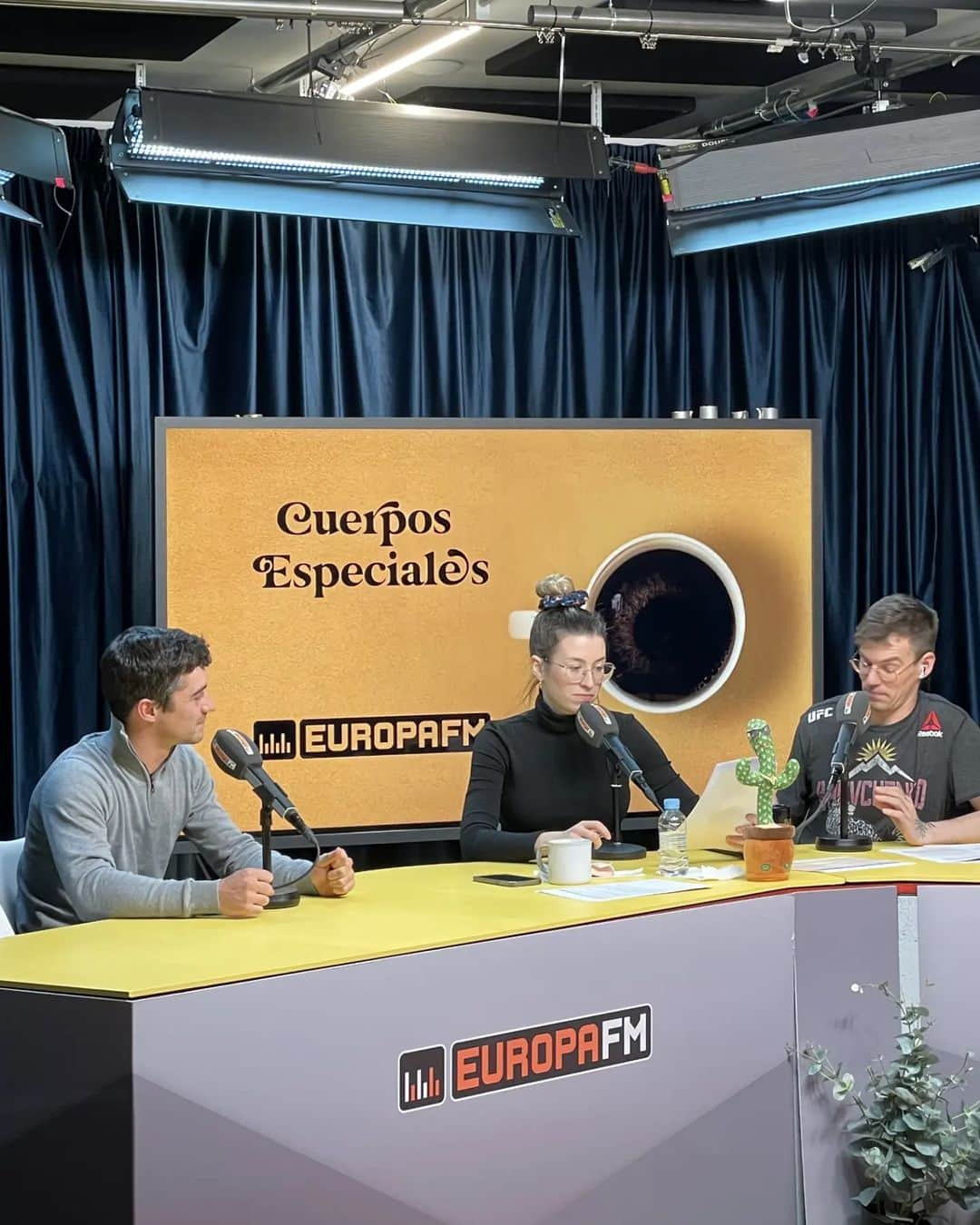 ハビエル・フェルナンデスのインスタグラム：「Ayer pasamos un rato chulísimo en @cuerposespeciales de @europafm ⚡  Os animo a que lo escuchéis y podáis conocer un poco más de mí.  ¡Revolution on Ice está cada vez más cerca! ⛸️🤙」