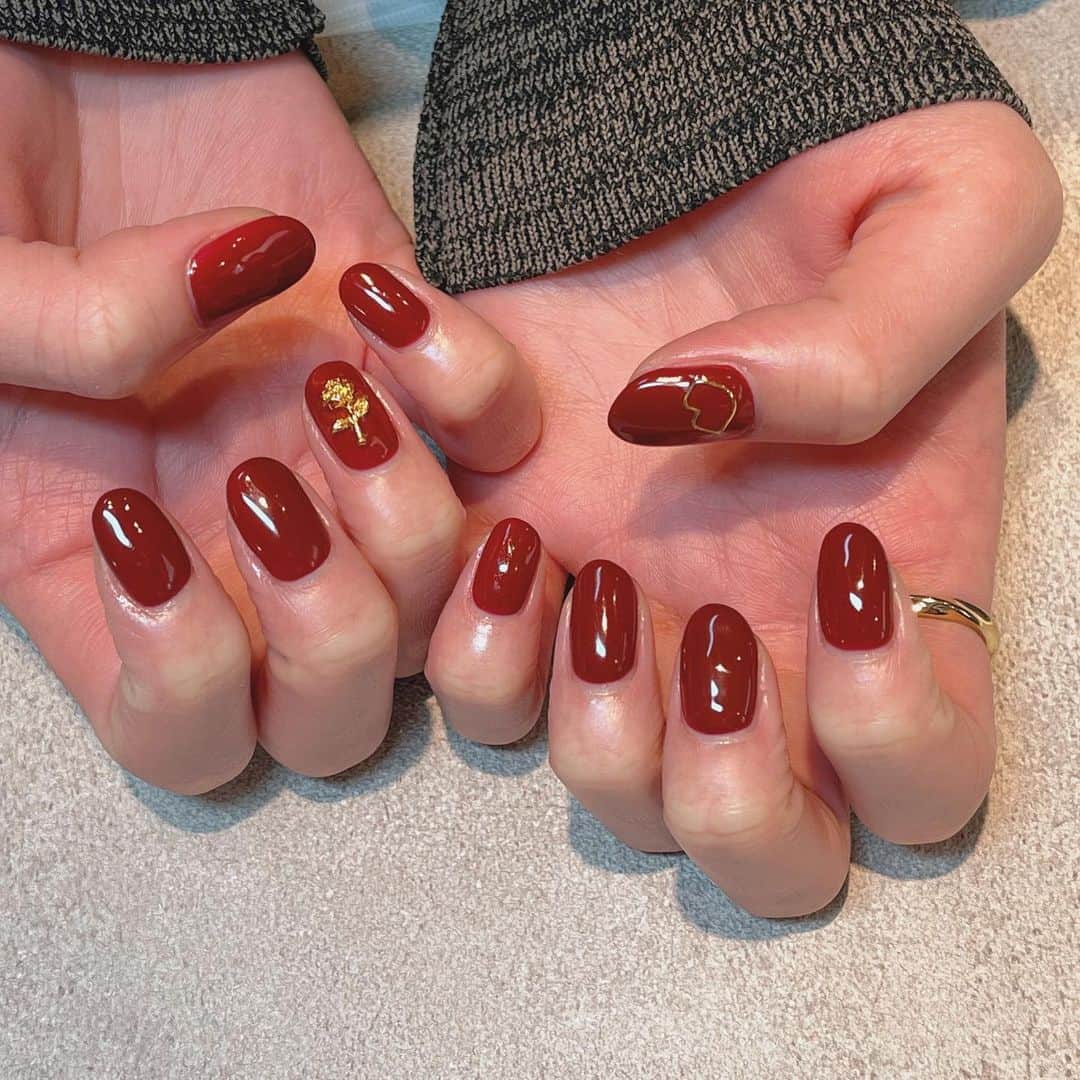 清瀬汐希さんのインスタグラム写真 清瀬汐希instagram New Nail めっちゃ前だけどネイル変えました 今月は誕生日というのもあって 大好きな赤 久しぶりのボルドー ボルドーの色味に対するこだわりが細かくて 濃すぎなくてワインレッドとは違う赤