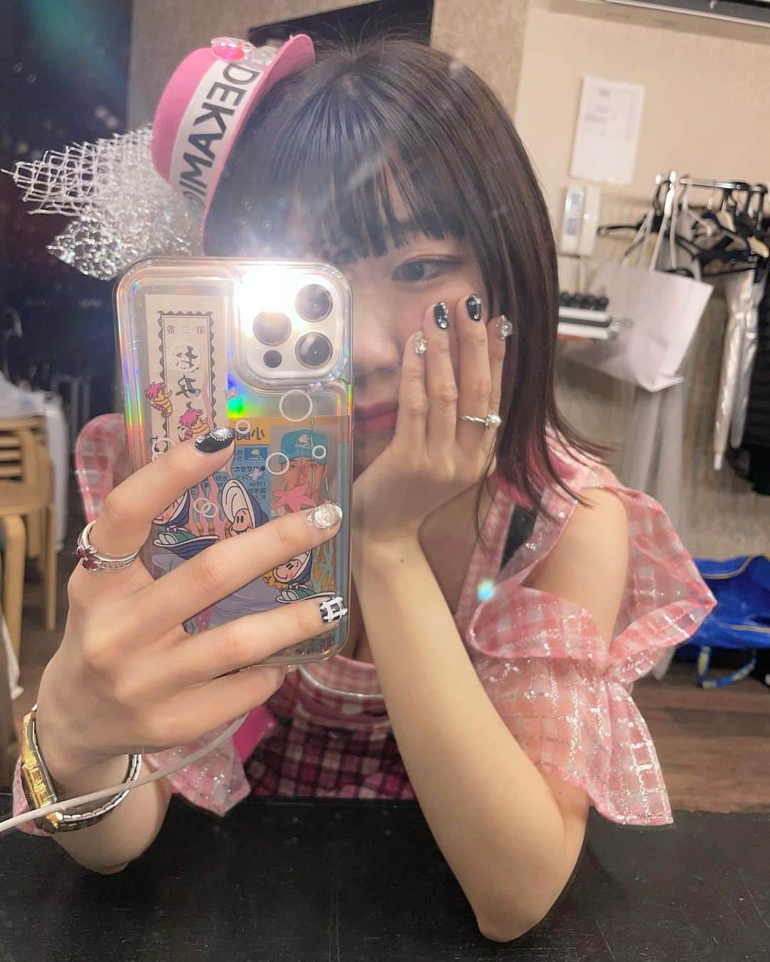 ぱいぱいでか美のインスタグラム：「元気です！ . 2/13のイベント関係者から陽性反応が出てしまい 濃厚接触者に該当するのかどうかもわからなかったのですが (というか多分その日の環境的に当てはまらないのですが) 念のためPCR検査を受けたところ私も陽性反応が出てしまいました。 いろいろもキャンセルや延期になるお仕事もあり 関係者の皆様にはご迷惑をおかけします🙇‍♂️ 幸い無症状ですのでSNSの告知とかは変わらず マイペースにやろうかと思ってます！ 収録してあるものもありますからね！ あと、職種柄(?)抗原検査をする機会も多く 保健所からの連絡が中々来ないのと 無症状だからこそ逆に断言はできないのですが おそらくここ数日で発症してしまったのかな〜という感じです。 (2/9に抗原検査した時は陰性だったので…！) 気をつけてても罹る時は罹るんだなーというのが率直な感想です。 みなさんもお気をつけて！ 無症状なのでお大事にと言われても正直あまりしっくり来ないのですが笑、 あ、でも気持ちは嬉しいよ！ 隔離期間ということで安静に過ごしつつ いつもよりエゴサの量が増えると思うので笑 なんかいい感じのこと呟いてくれてたら喜んで見に行きます💗」