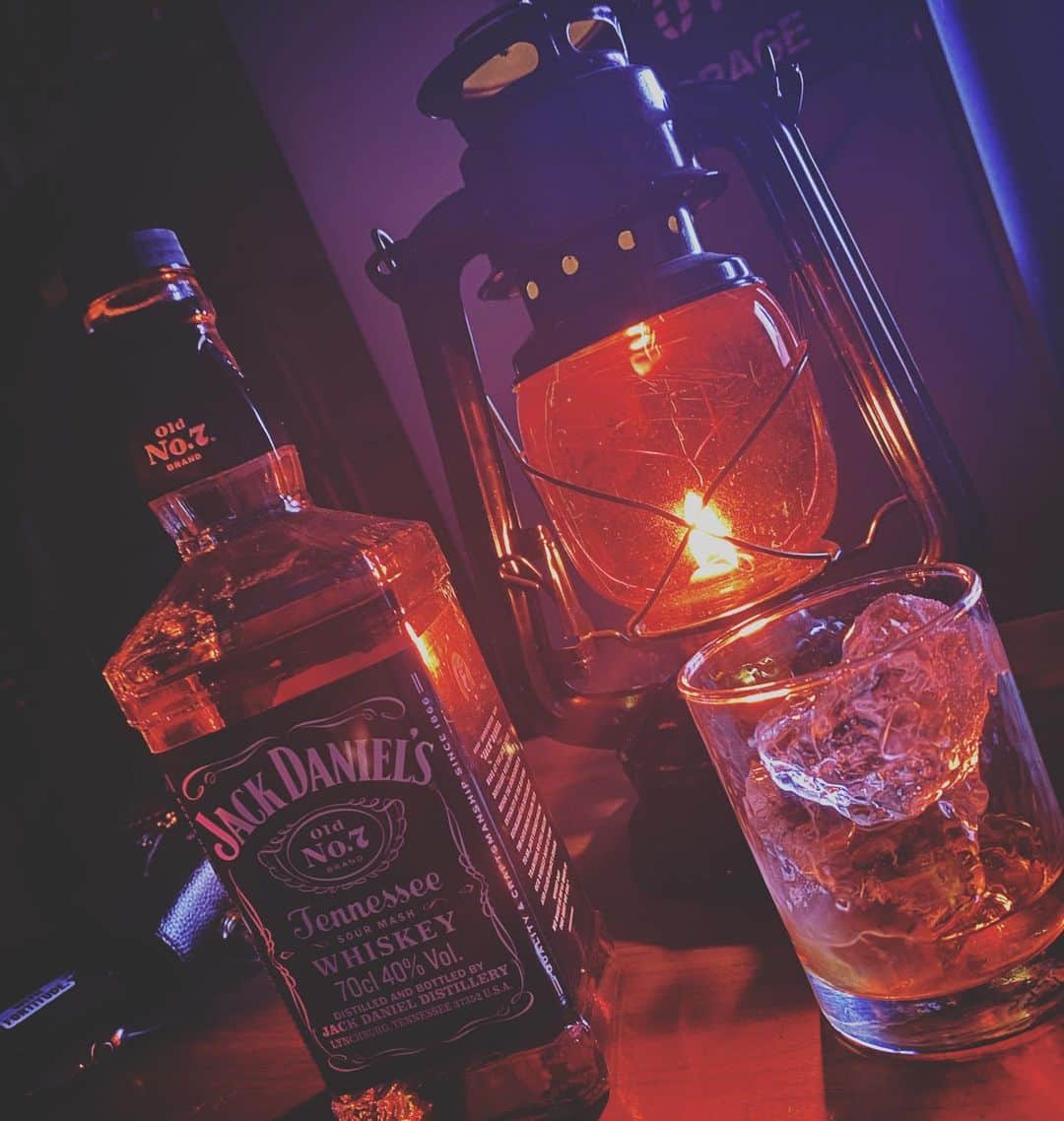 長田成哉さんのインスタグラム写真 - (長田成哉Instagram)「ウイスキー色々試してきたけど、 大人になって一番最初に飲んだ これに戻ってきた。 #ジャックダニエル」2月16日 22時05分 - seiyaosada