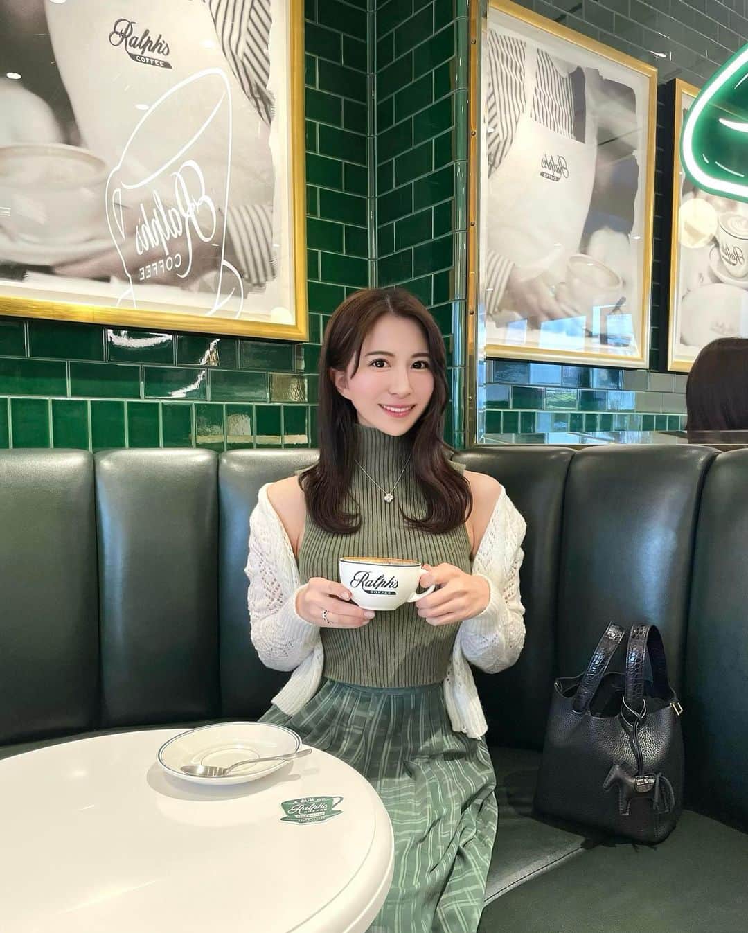 のインスタグラム：「🍃🧸🤎☕️𝑹𝒂𝒍𝒑𝒉'𝒔 𝒄𝒐𝒇𝒇𝒆𝒆🐾 ラテアート「ポロベアにしてください」 って伝えるの忘れてて . くまちゃんじゃなかった🐻🥺笑笑 . ラテを飲むといつも こんな可愛いラテアート、趣味で できるようになりたいなぁ… . と思います🌸 . . コーディネートは春っぽくしました🌿 チェックのグリーンがお気に入りです✨ . . Tops：#zara #ザラ Skirt：#grl #グレイル Bag：#hermes #エルメス . . . . #poloralphlauren #polo #ralphscoffee #polobear #cafelatte #ポロ #ラルフローレン #ポロラルフローレン #ポロベア #ポロカフェ #ラルフズコーヒー #カフェタイム #ラテアート #カフェラテ #グリーンコーデ #ガーリーコーデ #きれいめカジュアル #大人きれいめコーデ #栄カフェ #カフェ好き #久屋大通パーク #nagoyajapan」