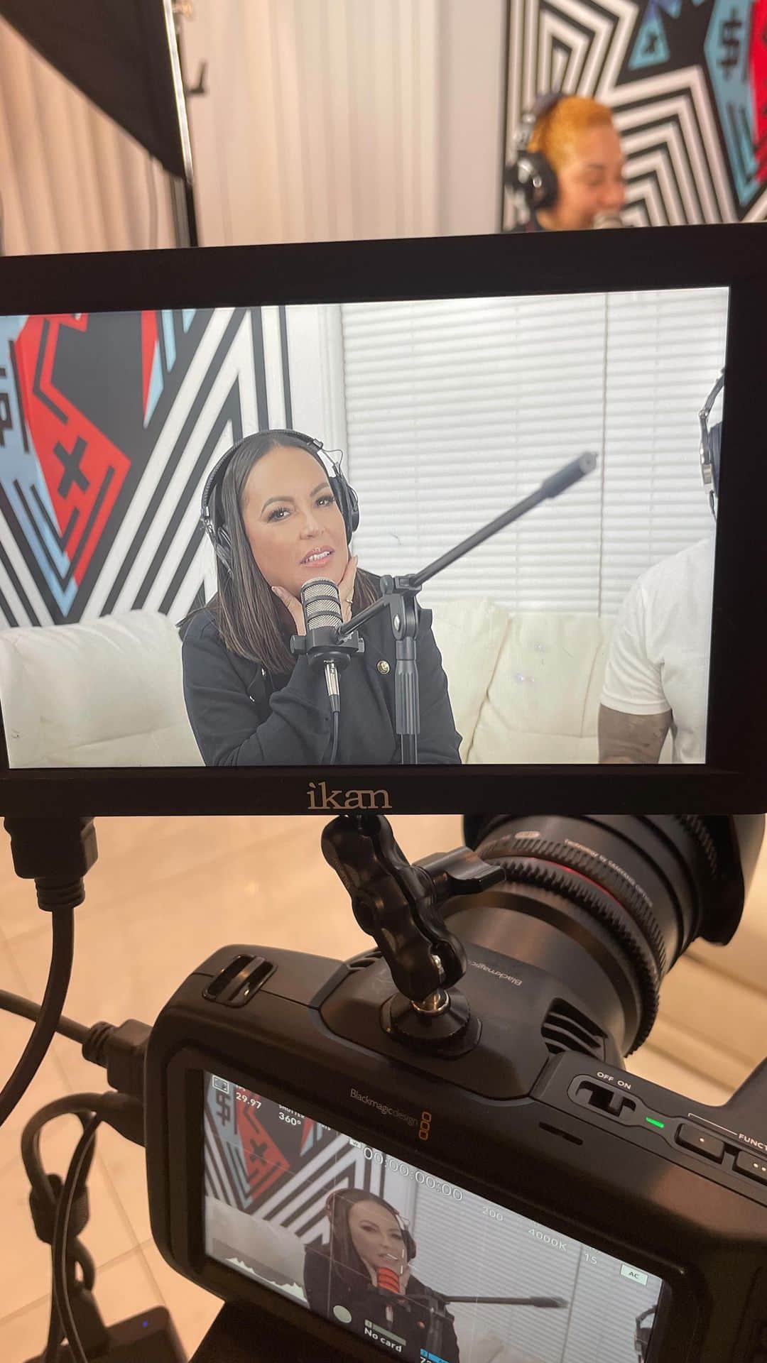 アンジー・マルチネスのインスタグラム：「lol @joebudden heard i was a guest on the @mainohustlehard podcast & stopped by just to make sure i was straight.  #GetYouAFriendLikeThat」