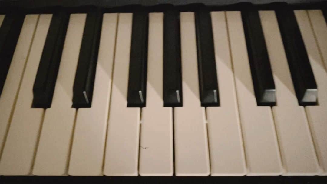 小林柊矢のインスタグラム：「久々にピアノで作曲〜🎹」