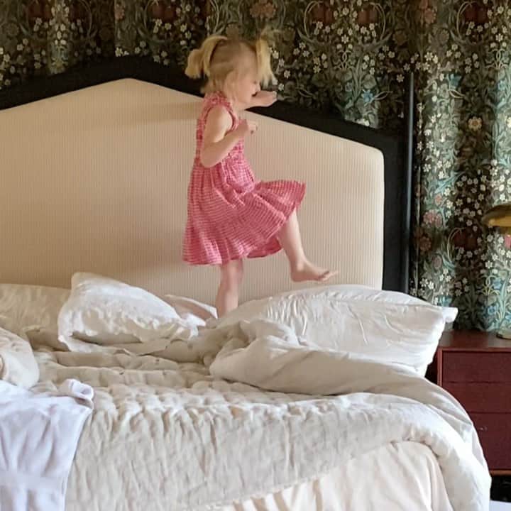 ブルックリン・デッカーのインスタグラム：「Bringing this energy and ONLY this energy to the rest of the week.   *Sound on*   (This video perfectly captures how she came out of the womb)」