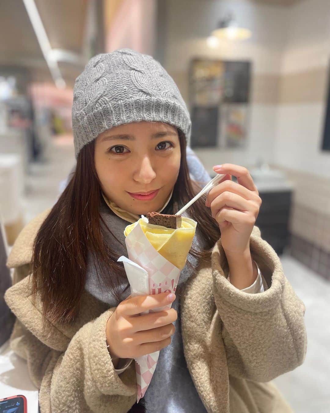 のインスタグラム：「☃️ . ニット帽でつんつるてんマン🤣 ドラマのせいで無性に クレープかホットケーキ食べたくなって🥞 思ってた倍の量あって、途中からは闘いでした🪖笑 . #クレープ #雪の日 #前日も #ガトーショコラ #食す 最近急に #甘党女子」