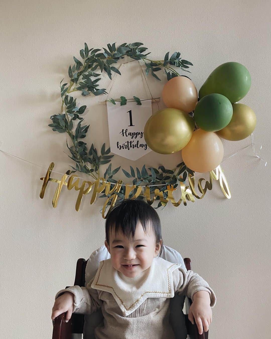 永田杏奈のインスタグラム：「今日は息子の1歳の誕生日🥰  息子の自我がどんどん強くなってきて、穏やかと言われる私も気が狂いそうになる時も多々🤗 でも、笑顔と寝顔を見ればイチコロなのよね💘 お話しできる日が楽しみだな~☺️  ヨーグルトと食パンで作ったケーキも食べてくれて良かった🥺 2.３枚目は写真と思いきや動画だったってやつ📷  #1歳誕生日 #1stbirthday #1歳男の子」