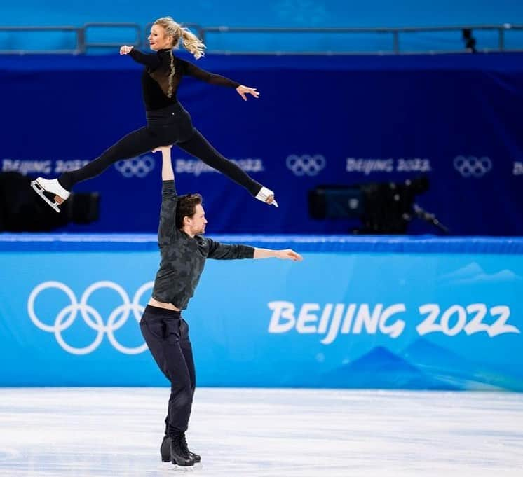 カーステン・ムーア＝タワーズさんのインスタグラム写真 - (カーステン・ムーア＝タワーズInstagram)「Look mom, no hands! 🙆🏼‍♀️  📸 @danielleearlphotography  • #beijing2022 #olympics」2月16日 23時34分 - kirsten_mt