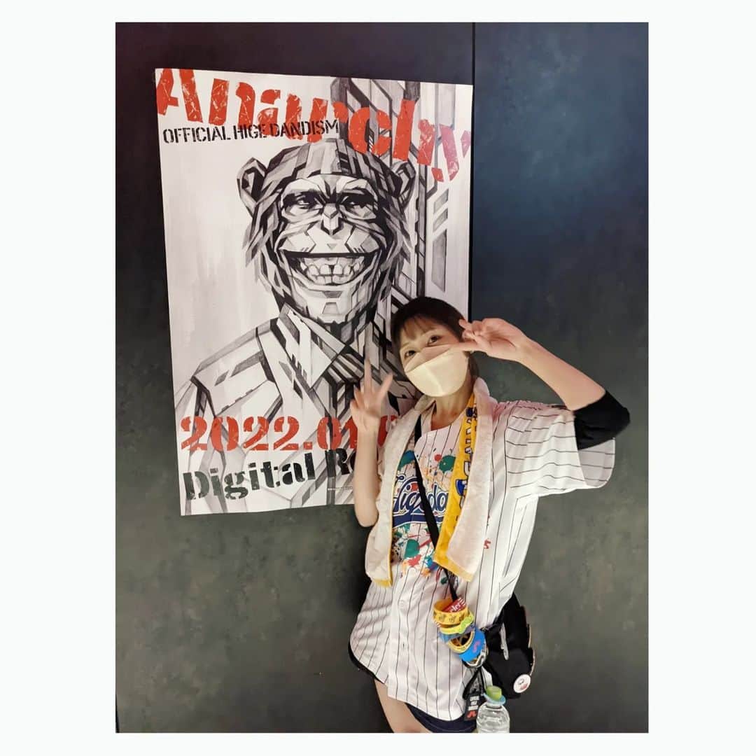 寺島紀世のインスタグラム：「ヒゲダンツアー東京ラスト公演行ってきたー🐨🔥🔥🔥🔥  チケット10列目だったけど実質7列目？？だった🫡💓  久しぶりに双眼鏡不要、、肉眼で見える距離嬉しすぎて感動して 初っ端なから泣いてしまった🥹  そして近くでないとわからない 照明が消えてもお辞儀してくれているメンバーの姿にも感動…😭 もう本当に最高を更新し続けるグループだなって改めて実感しました🥲  必ず声出せる日くるよね…🥹🥹🥹🥹  ちょっと暖かくなったし 久しぶりにベースボールTシャツ着てみたけど 帰り寒かった☃  次は来月だ〜🤘🔥🔥🔥🔥  三枚目の写真は開場前にミスドで 沢山ドーナツ食てる写真🍩  今日美容室行ったら前髪短くなっちゃったよ🥺  #Official髭男dism #ヒゲダン」