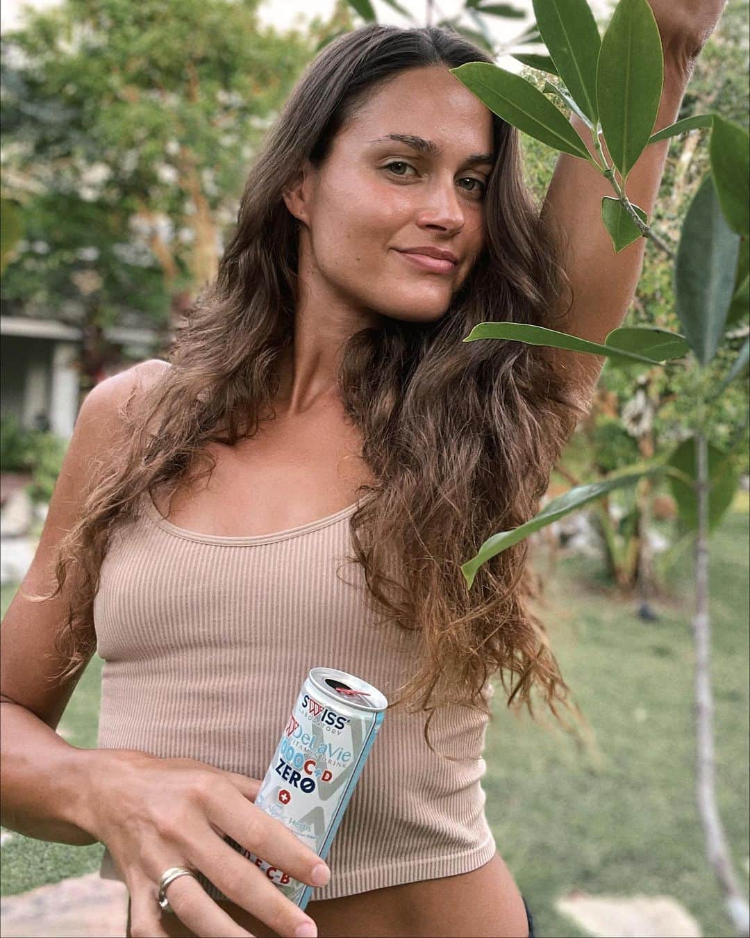 ズザンナ・ヤカボスのインスタグラム：「🌱 küldök egy levelet 💌😘 . . . . #thailandtravel #trainingdays #healthyliving #nature #swissalpineherbs #swisslaboratory #afterraincomessun」