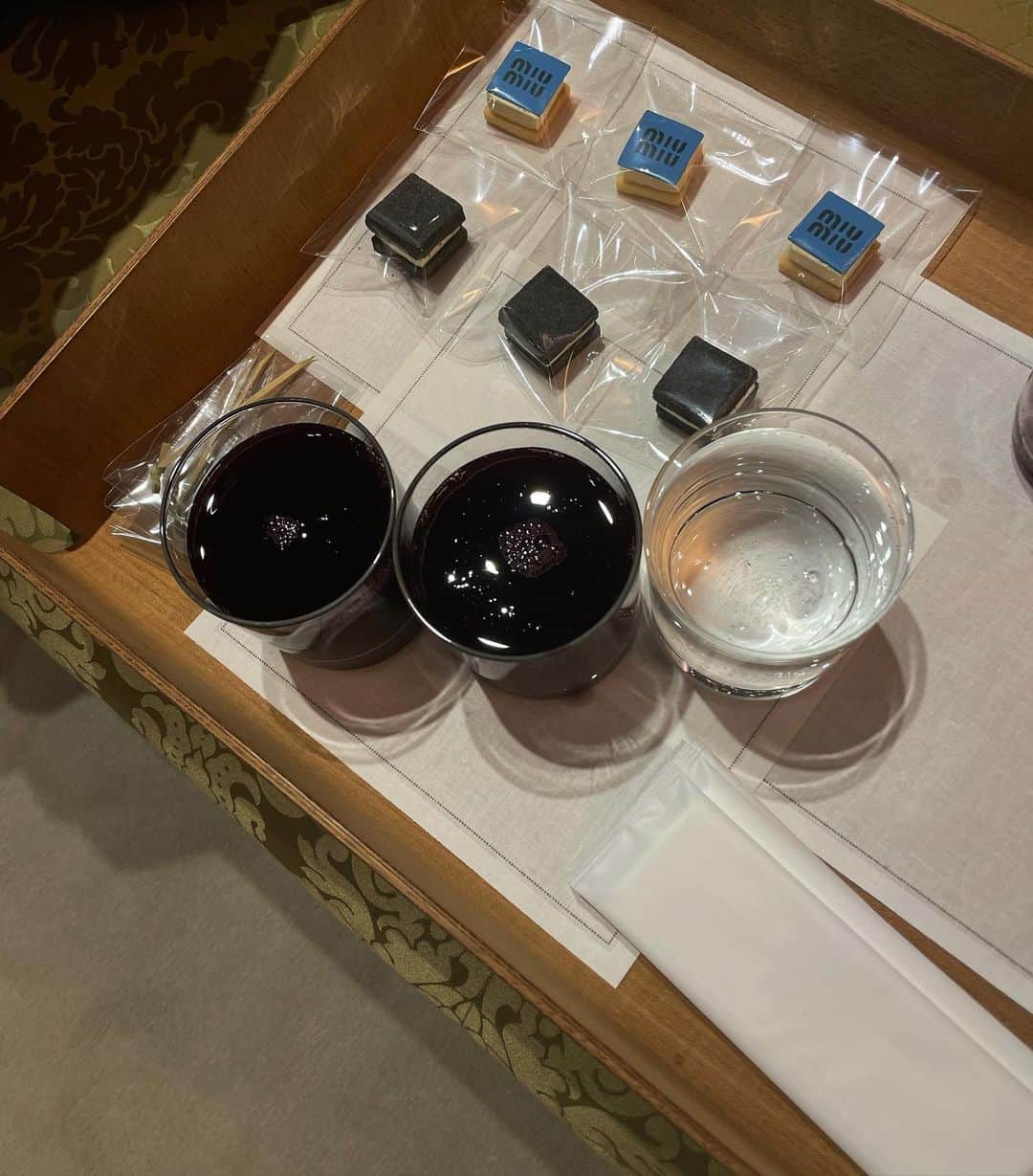 正中雅子のインスタグラム：「🍫🥃👗  撮影前入りで閉店前の青山のmiu miu集合やった日🌙  @haruka_.style　@miho_middleland  ガヤガヤと、 あれ可愛いなー！ 着てみて！似合ってる！買ったら？  やっぱりファッションやお買い物の醍醐味って このワクワク感と楽しさやなーって🤤♡  そんな風に買ったモノにはまた思い出もプラスで付いてくる♡  数日後にも楽しかった余韻あり。  #miumiu #お買い物」