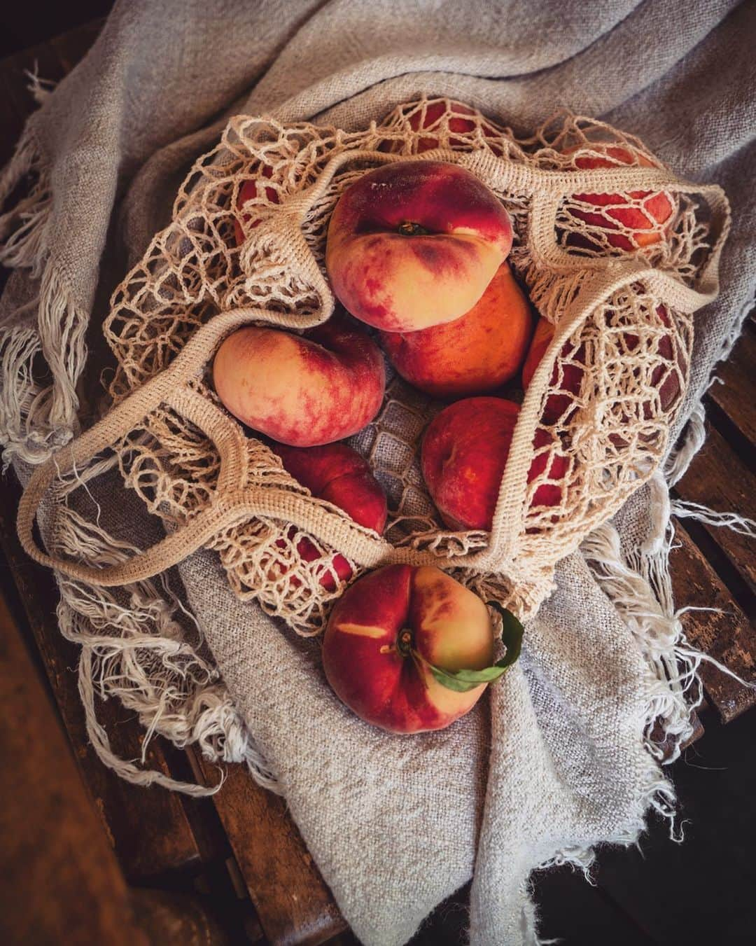 リズ・チェルカソワのインスタグラム：「I miss peach season 🍑 #hudsonny #hudsonvalley #farmtokitchen」