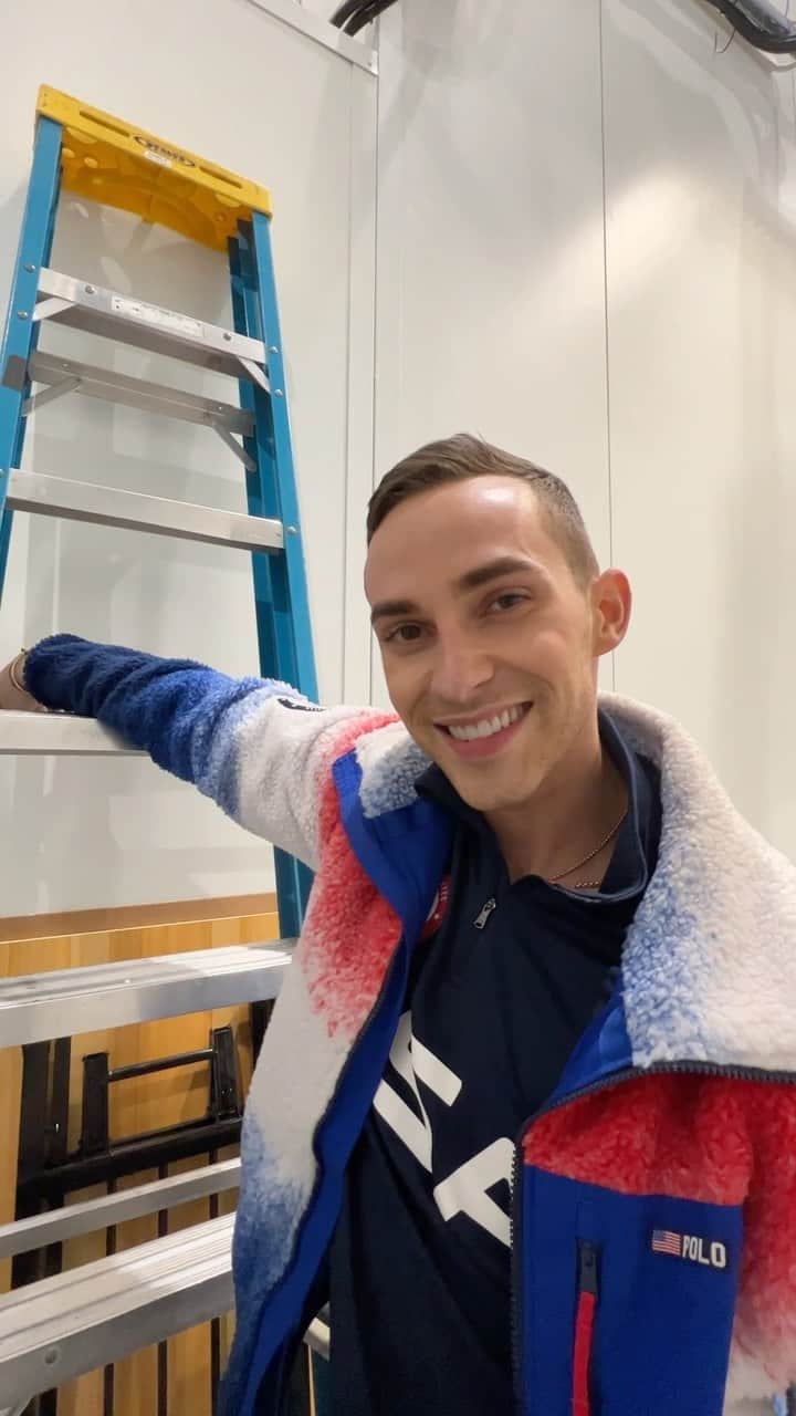 アダム・リッポンのインスタグラム：「Showing you around the NBC office here in #beijing2022」