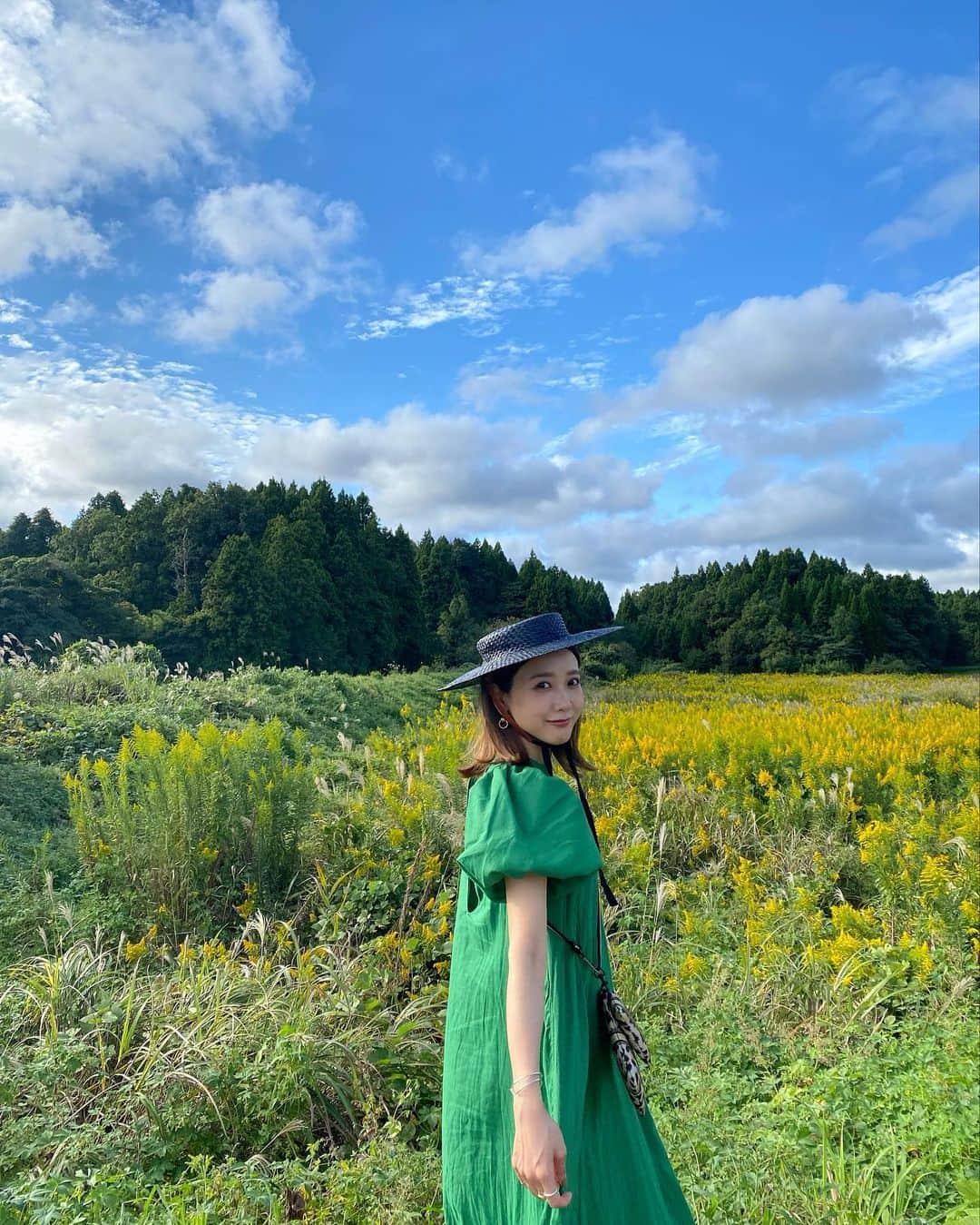 田中里奈さんのインスタグラム写真 - (田中里奈Instagram)「// meneuのストーリー //  なにげない選択や習慣の重なりで 今のわたしがある 空の雲は表情を変えて流れ、 四季は巡るように、 少しずつわたしも変化していく  迷ったら立ち止まり、 今しかない一瞬に寄り添って もっとこの時を愛おしく思えるように  毎日の〝小さく、新しく〟を meneuとともに  ……………………………………  2年前からゆるりと開発させてもらっていたmeneuのコンセプトです。 12時からの化粧下地の発売前に、なんとなくこの2年間を写真で振り返ってみました。  ここ数年、自分と向き合うことを決めた私は、心を整え、身体を整え、時に思い悩む中で、少しずつ自分自身を知り、自分に寄り添ういうことが昔よりもできるようになってきた気がします。  日々の小さな選択、なにげない習慣の積み重ねが、今の自分を作ってて。 meneuがそんな自分に心地よく寄り添うきっかけになるといいなと思ってます。（ragmuもある意味一緒だなぁ）  毎日のお肌と自分に寄り添う、陽だまりのような時間を。 日々の〝小さく、新しく〟の積み重ねが、きっと新しい自分に出会わせてくれる。そして、今はまだ想像できない素晴らしい景色を見せてくれることを祈って。  あー、早くみんなに使ってもらいたいな〜！ 発売まであと1時間！ドキドキ…！！！💓  meneu公式サイトはこちらのアカウントのプロフィール欄から！（Amazonからも買えます🧡） ▶︎ @meneu_official  よくある質問など、ストーリーでお答えしているので、そちらもチェックしてみてください✨  #meneu #メネウ #化粧下地 #田中里奈 #田中里奈プロデュース」2月17日 11時16分 - tanakaofficial