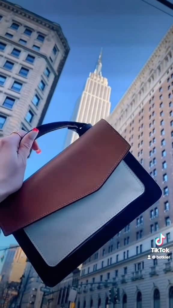 ボトキエのインスタグラム：「There’s no place like New York… especially with a Cobble Hill crossbody in your hand 🤍🗽」