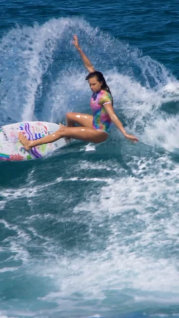アラナ・ブランチャードのインスタグラム：「Got to surf a few days ago and it felt so nice to catch some waves finally. Getting back into surfing after having a baby has been hard this time around. I don’t have as much time because we have two kids now and sometimes playing with banks on the beach is more of a priority. Also Oahu has been 1000 foot lately with 1 million pro surfers out . I’ll get back to where I was and maybe even stronger.  I just have to remind myself I just had a baby and good things take time💙 edit by @jaketaiwan4」