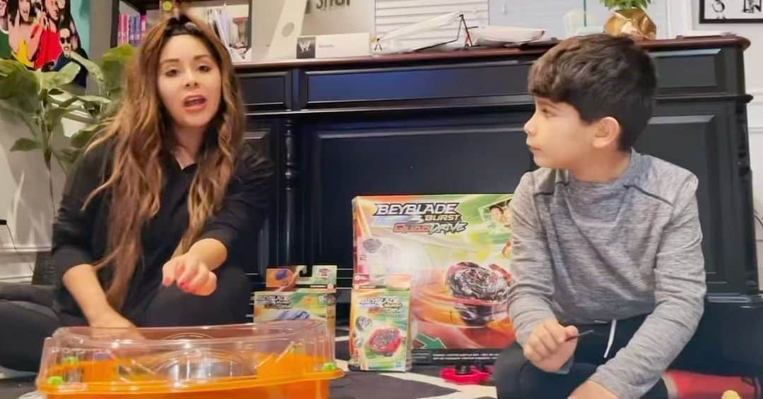 ニコール・ ポリッツィのインスタグラム：「#ad Lorenzo and I are obsessed with the new Beyblade Quad Drive that has two additional parts which allow you to customize the top 4 different ways! So sick!! Parents check out my story to buy @hasbro #Beyblade #beyteam」