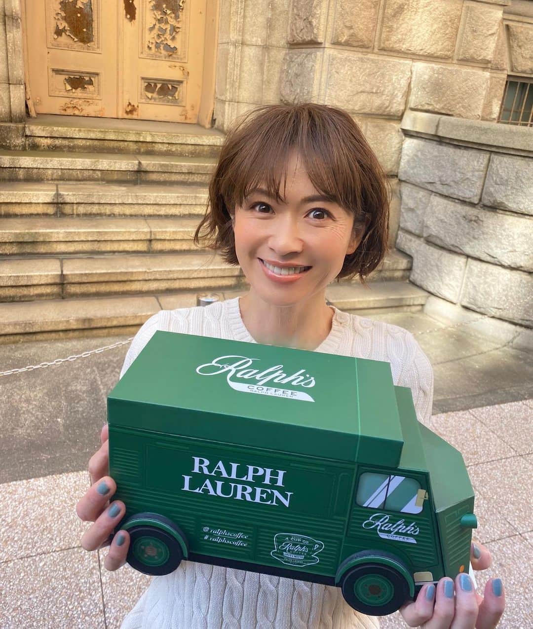 畑野ひろ子のインスタグラム：「今日は横浜ロケ📷 @story_love40 の　@ralphlauren タイアップ撮影。クライアントの方からの差し入れにみんなで大興奮😆‼️ 可愛いボックスに入ってるクッキーやチョコブラウニー🍪❤️❤️❤️ 撮影後にみんなで、いただきます😆🙏」