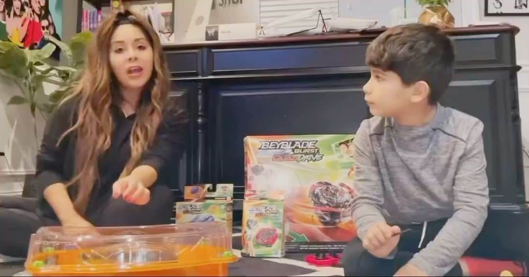 Hasbroのインスタグラム：「#Repost @snooki #ad Lorenzo and I are obsessed with the new Beyblade Quad Drive that has two additional parts which allow you to customize the top 4 different ways! So sick!! Parents check out my story to buy @hasbro #Beyblade #beyteam」