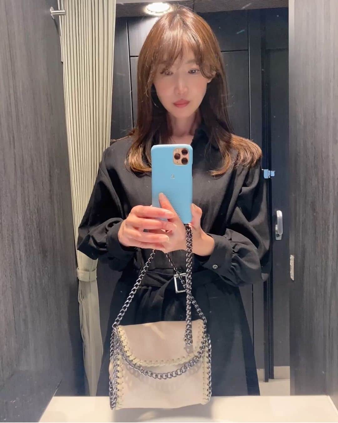 渋谷恭子さんのインスタグラム写真 渋谷恭子instagram 可愛いものも好きだけど 同じくらいクールな感じのものも好き いつもと違う雰囲気にしたくて選んだバッグ クラッチバッグとしても使えて便利 Bag Grl Official ハンドバッグ バッグ バック