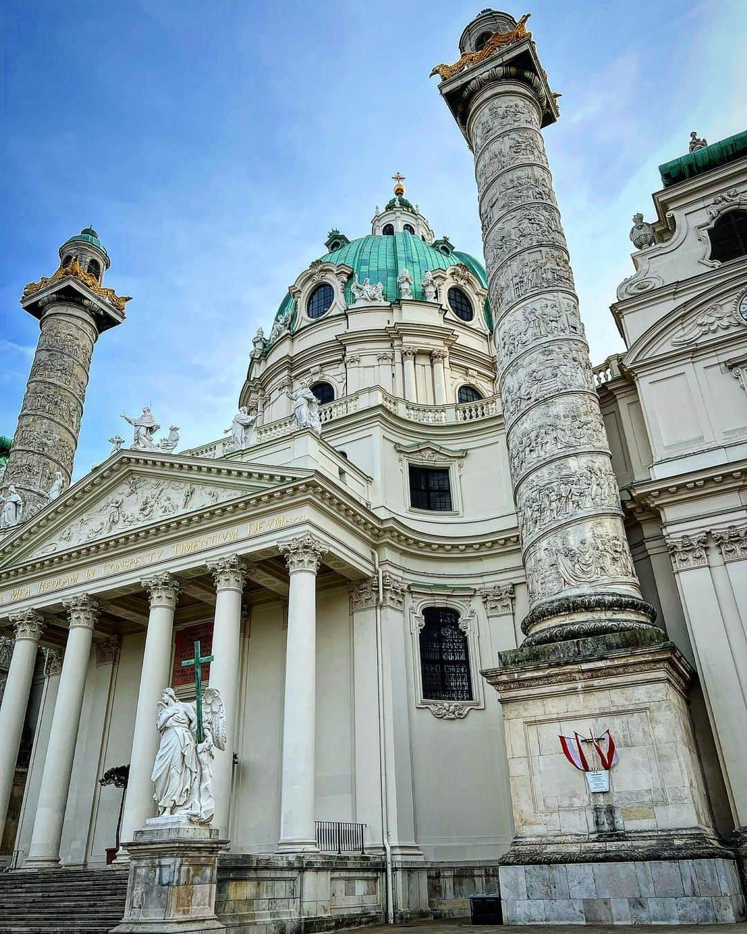 サッシャ・ロイズさんのインスタグラム写真 - (サッシャ・ロイズInstagram)「Vienna, you stole my heart and waistline. What an absolute treasure. Danke」2月17日 9時02分 - mrsasharoiz