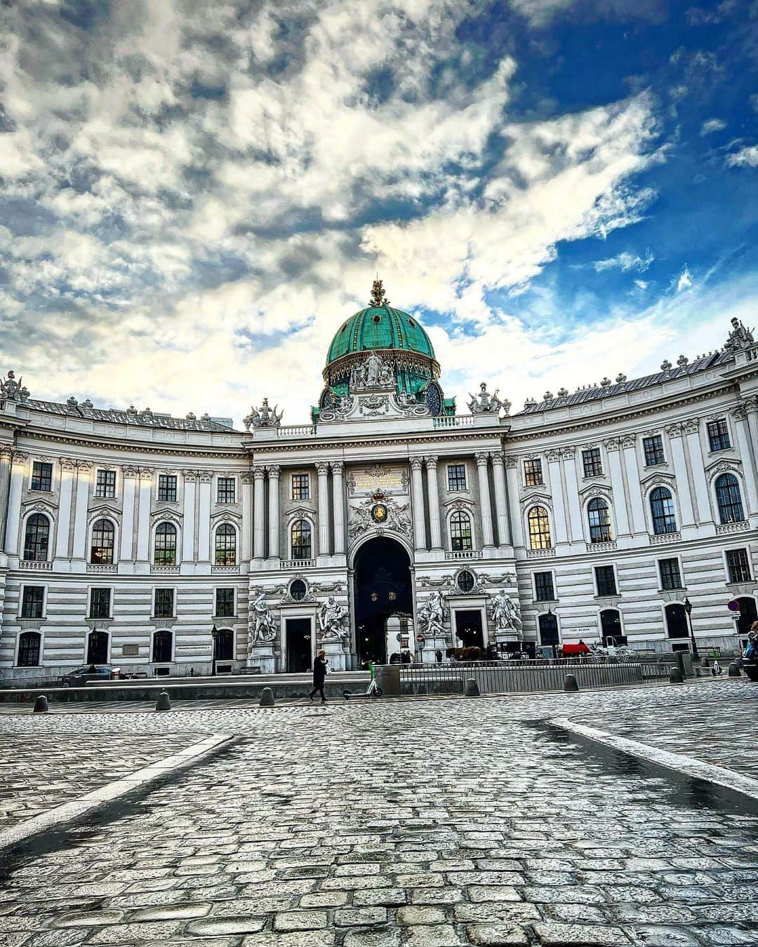 サッシャ・ロイズさんのインスタグラム写真 - (サッシャ・ロイズInstagram)「Vienna, you stole my heart and waistline. What an absolute treasure. Danke」2月17日 9時02分 - mrsasharoiz