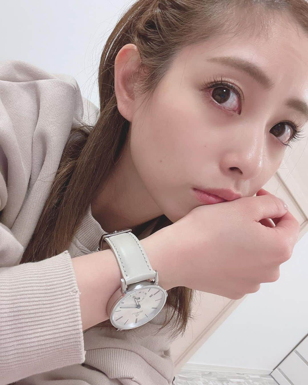 野田彩加のインスタグラム：「この前少しだけ1人でお買い物☺️❤️ 時計久々につけたー⌚️💕✨  ママになってもメイクもファッションも適当にしない！！！、、、ように頑張る🤣❣️  ⌚️クーポン 【L2-87】(10%OFF、2月末まで有効) #新米ママ #lobor #ロバー #腕時計　 #寝不足で目が充血」