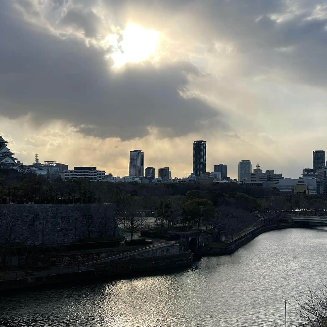 西田ひかるさんのインスタグラム写真 - (西田ひかるInstagram)「.  水曜日ytv「ten.」  まだまだ寒いですがユキ先生のピンクの半袖ドットワンピースにレースのブルゾンカーディガン…一足早く春です！  スタジオの密を避けるため、別室からの出演でした！  #読売テレビ #読売テレビten #生放送  #密を避けて  #yukitorii #ユキトリイ　 #水玉 #カーディガン #fashion  #一足先に #春コーデ #まだ寒い  #hikarunishida #西田ひかる」2月17日 9時10分 - hikaru_nishida.official