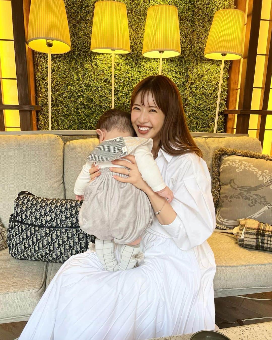 のインスタグラム：「昨日の一コマ。 仕事合間にマネージャーさんとのLunch time☺️✨  息子くんのむちむちボディが愛おしすぎて着せた、昨日のお洋服は @marlmarl_tokyo のもの♡  暇さえあれば太もも触ってます。笑 そして、最近伸びた息子のもみあげを、ましゅパパがカットしてくれました✂️✨  家族の時間を大切にしつつも、大好きなお仕事もリズム整えながら、日々調整中♪ 現場では息子をマネージャーさんが見ていてくれるのですが、安心感があるので、本当に本当に本当に本当に助かります😭ありがとう〜♡  結婚式の準備も始まってるので… 一つ一つ今のベストを尽くせたらいいなと思います♪  と言うわけで本日も素敵な１日を💋✨  #カフェ巡り  #令和3年ベビー  #おとこのこママ  #男の子ベビー」