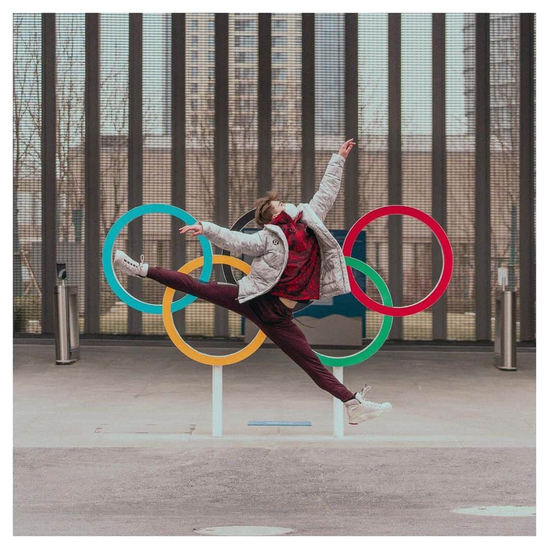 ローマン・サドフスキーさんのインスタグラム写真 - (ローマン・サドフスキーInstagram)「Red vs. White? 🤨❔🤔 . . . #beijing2022 #olympics #lululemon #teamcanada」2月17日 9時38分 - roman_sadovsky