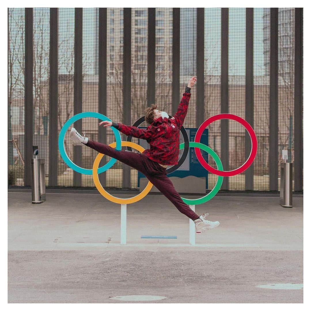 ローマン・サドフスキーさんのインスタグラム写真 - (ローマン・サドフスキーInstagram)「Red vs. White? 🤨❔🤔 . . . #beijing2022 #olympics #lululemon #teamcanada」2月17日 9時38分 - roman_sadovsky