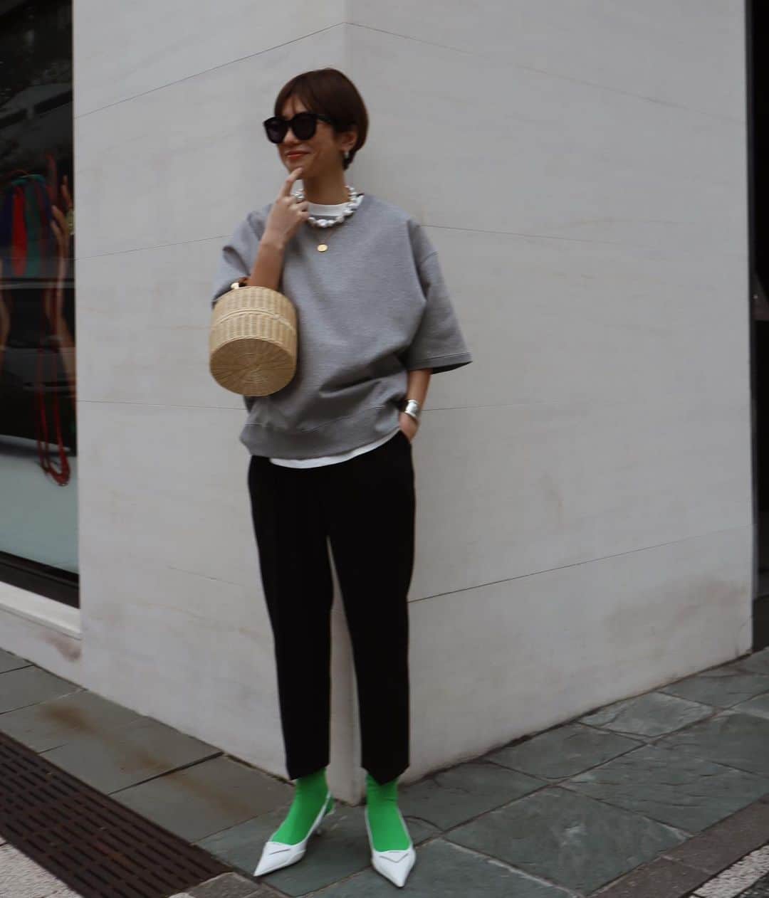 正中雅子のインスタグラム：「💚🧦  今日のインスタライブでも話題になった　@familymart.japan ファミマの靴下がアクセント🧦笑♡ (5色くらい持ってる笑)  安定の大好きなスウェットPOにテーパードPT 定番だけど今の気分な小物づかいで新しい顔になるからベーシックなアイテムって大好き！  メンズライクなスウェット生地でモードさもある丸みのある形が、ほんと昨年も使えて今年もリピート！  是非とにとってもらいたいアイテムです！  @manimaris_official_ のパンケーキ🥞バッグも遂に今年get♡  たまらん形🥞♡  #MACHATT #masaco服」