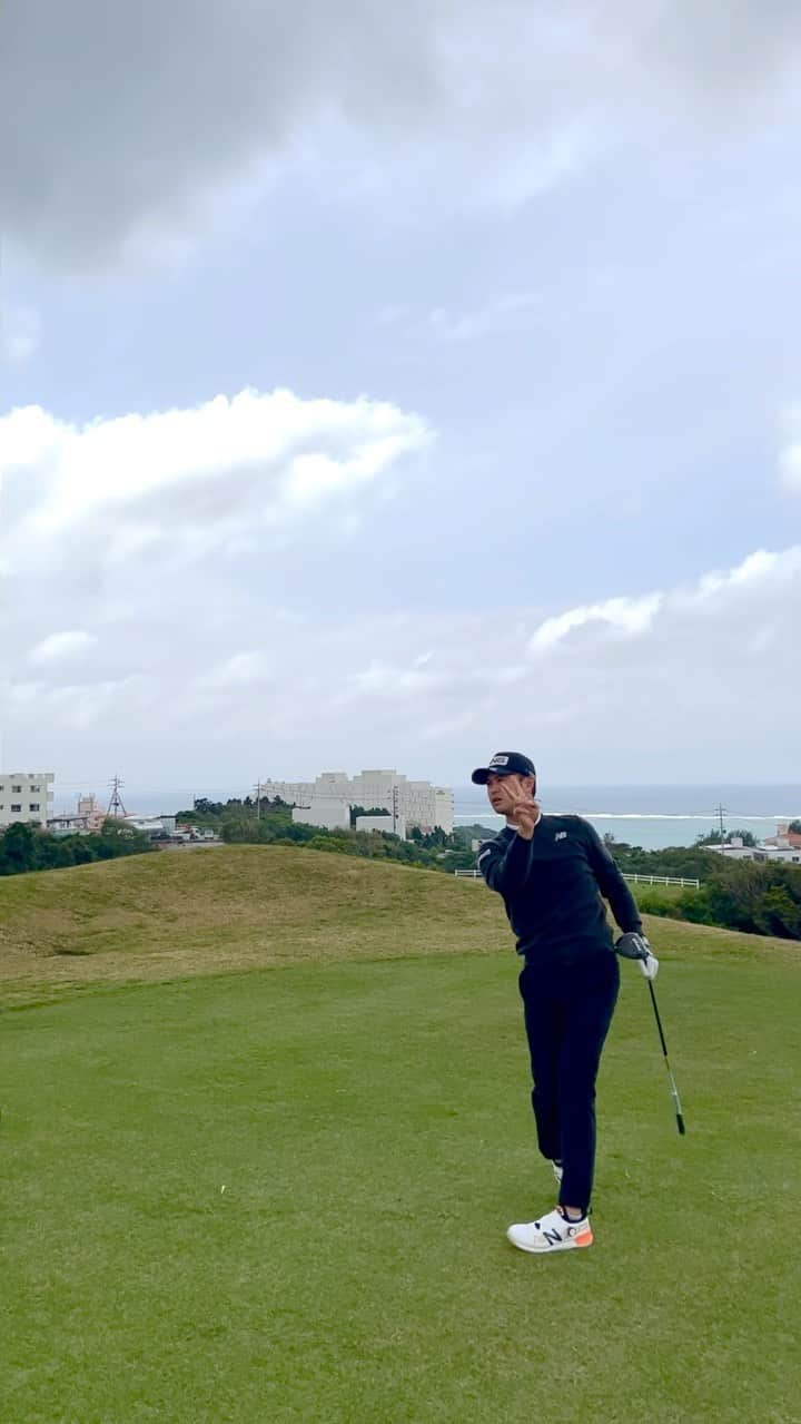 高柳直人 のインスタグラム：「. . 🏌🏽‍♂️🌪 . #pinggolf #newbalancegolf #progolfer #高柳直人 #プロゴルファー #沖縄ゴルフ #pgmゴルフリゾート沖縄」